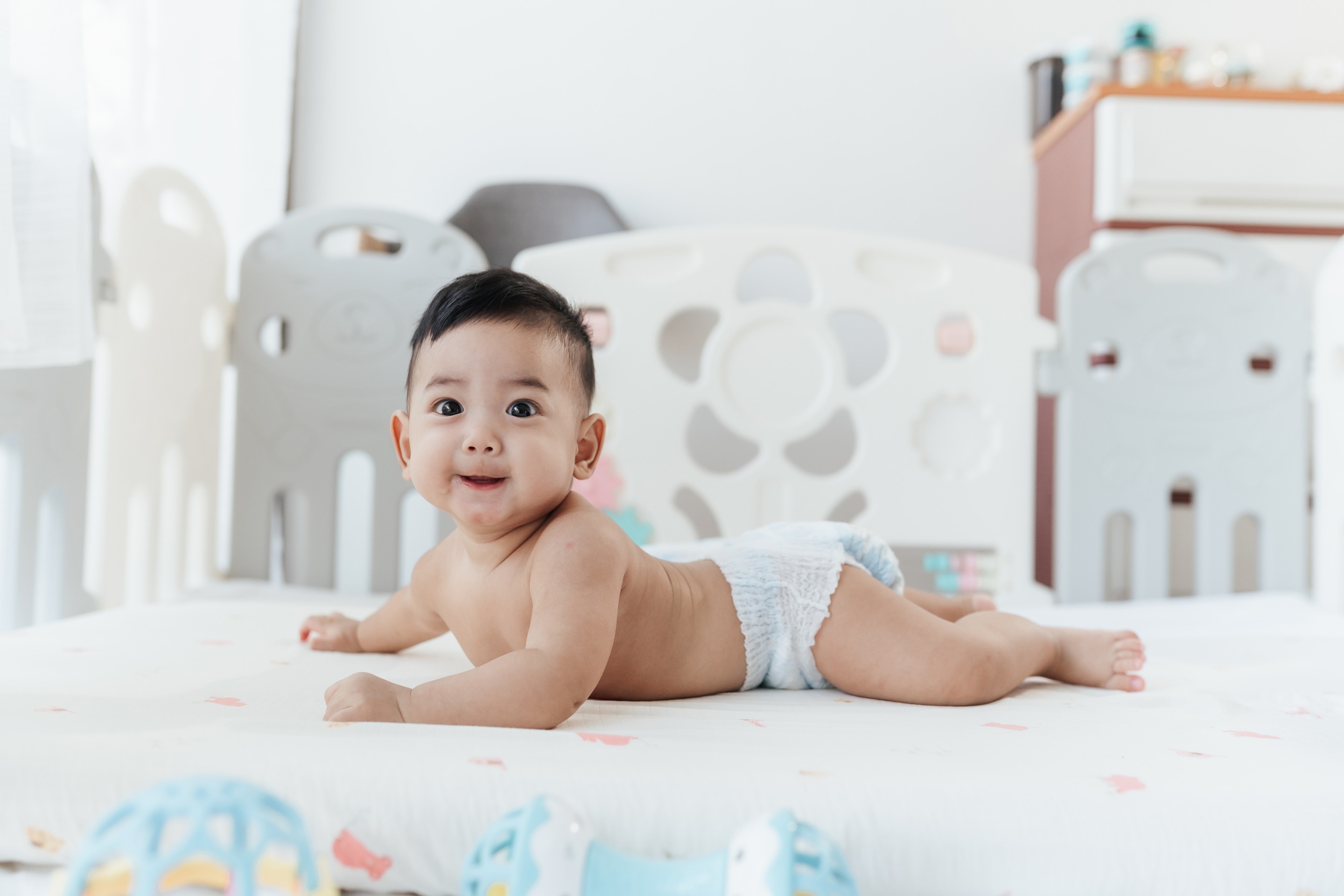 terlihat seorang bayi sedang tengkurap.