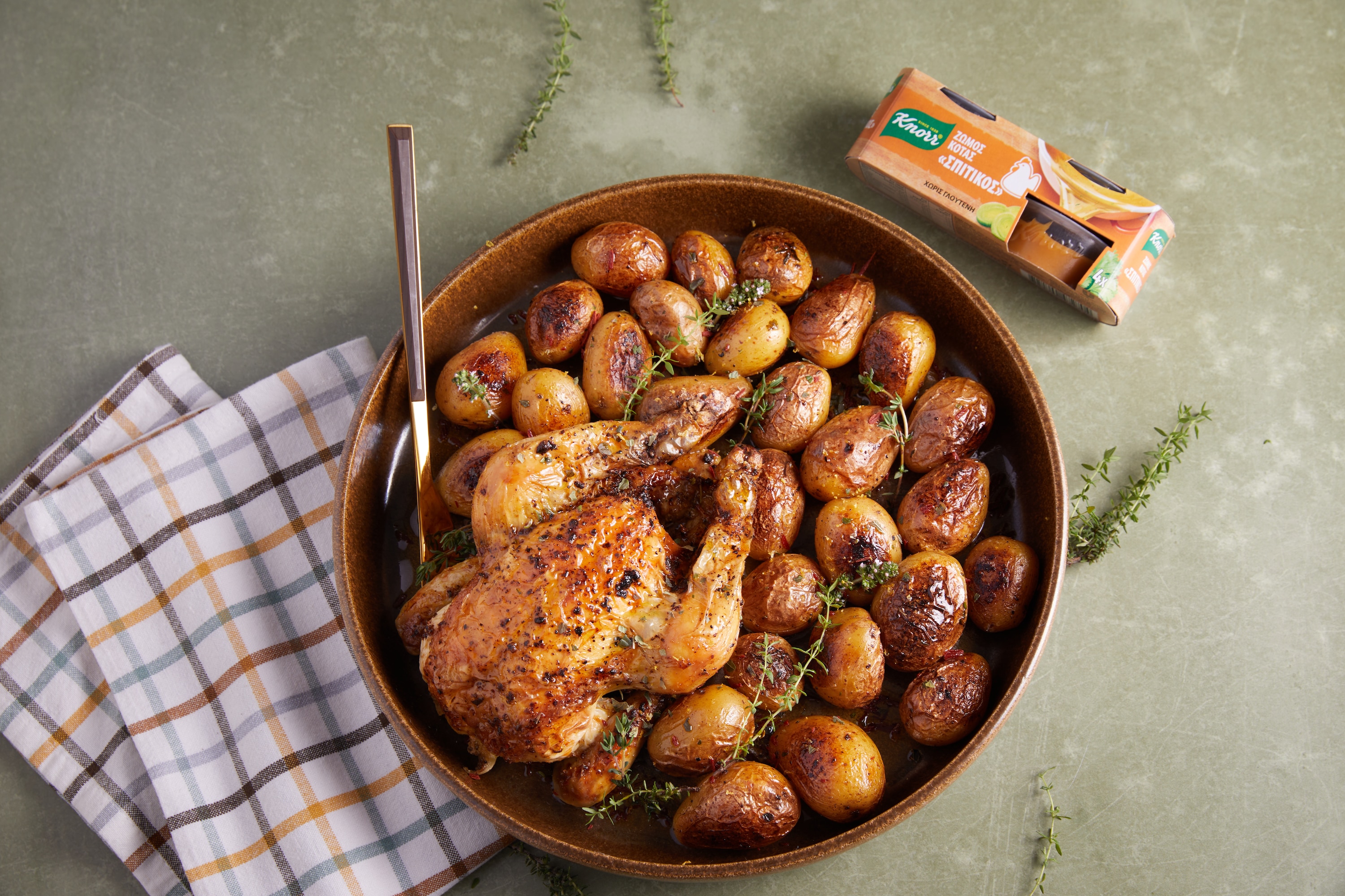 Κοτόπουλο στη γάστρα με πατάτες 1 H 30 Λεπτά  recipe