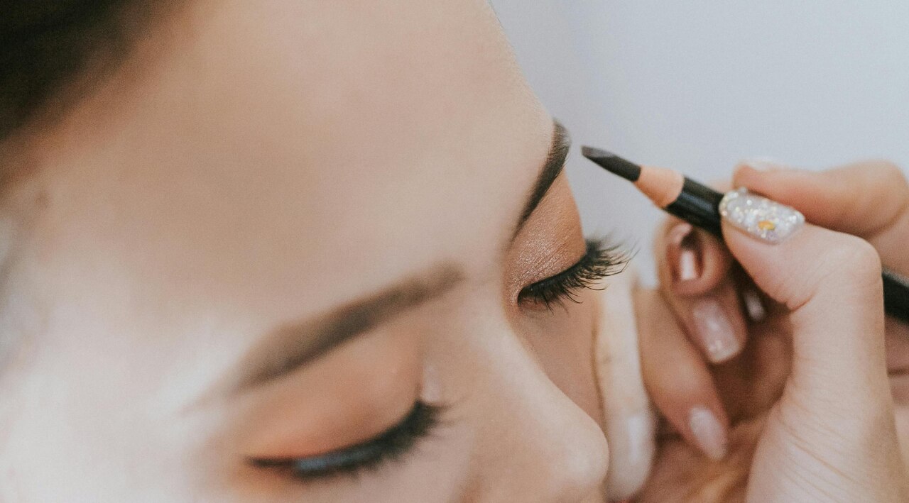 4. Kohl Pencil Trick (Natural Makeup Hack)