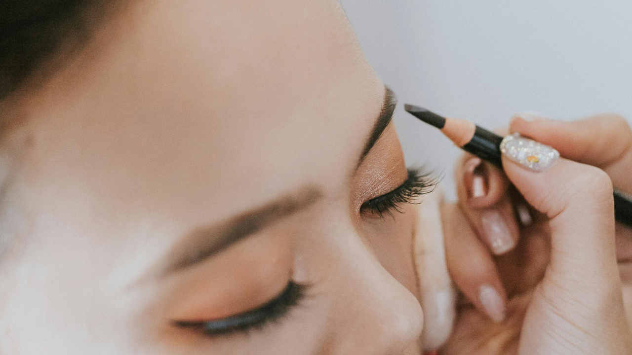 4. Kohl Pencil Trick (Natural Makeup Hack)