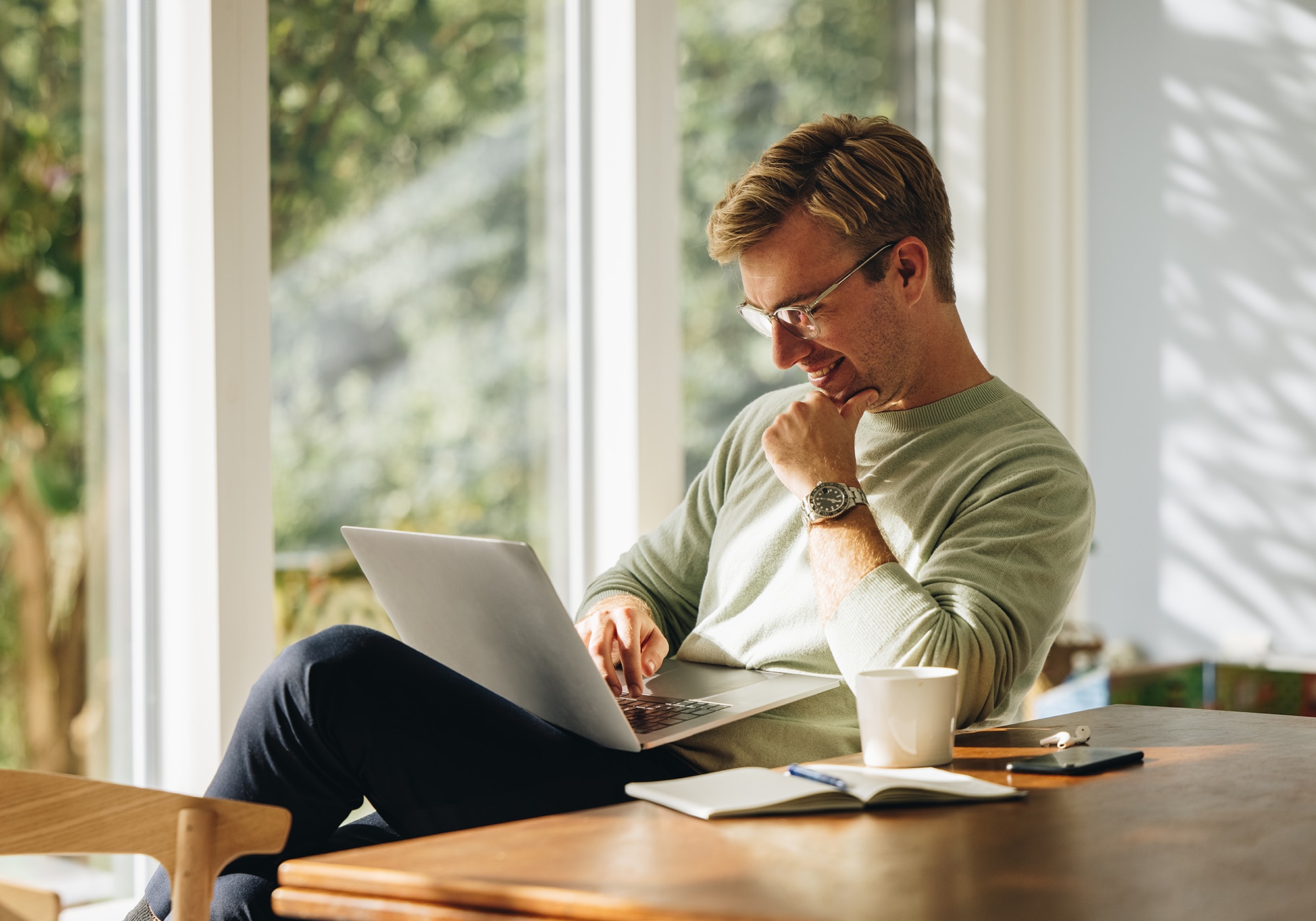 Man sitting at his laptop with no signs of burnout or stress sweat 
