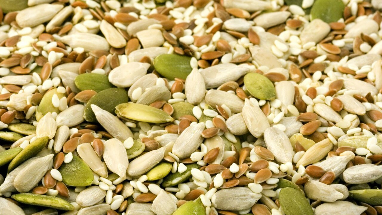 Pumpkin Seeds vs Sunflower Seeds: Which Beauty Superfood Deserves a Place in Your Daily Diet?