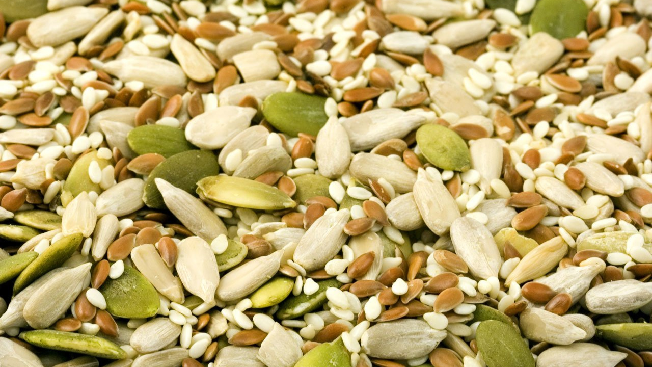 Pumpkin Seeds vs Sunflower Seeds: Which Beauty Superfood Deserves a Place in Your Daily Diet?