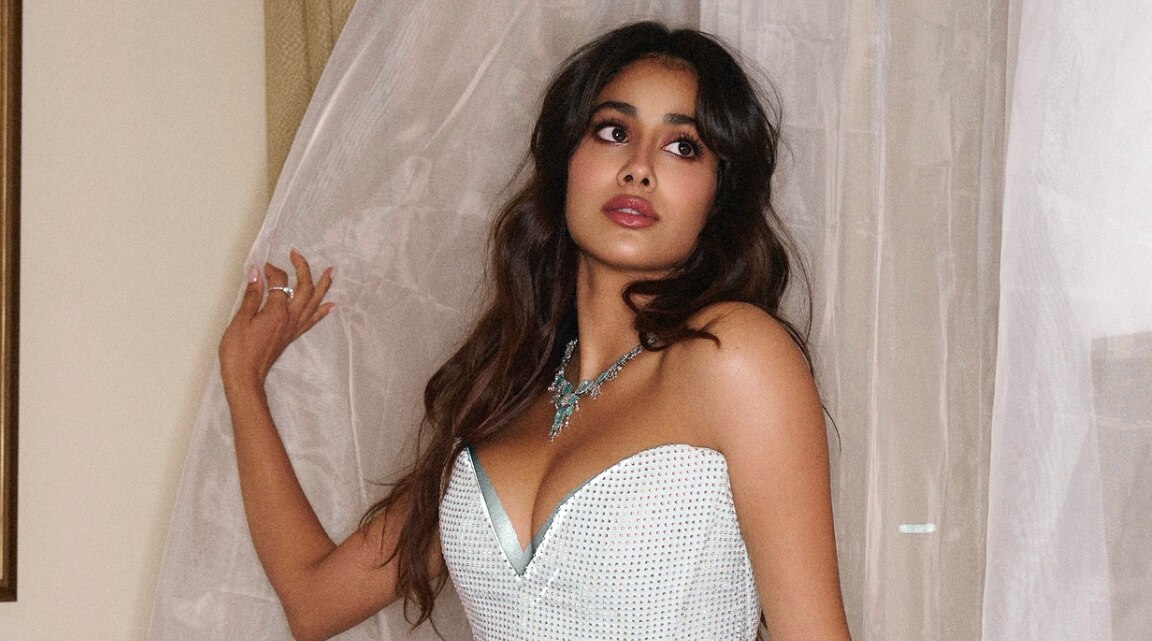 Janhvi Kapoor Inspired Heatless Soft and Voluminous Curls