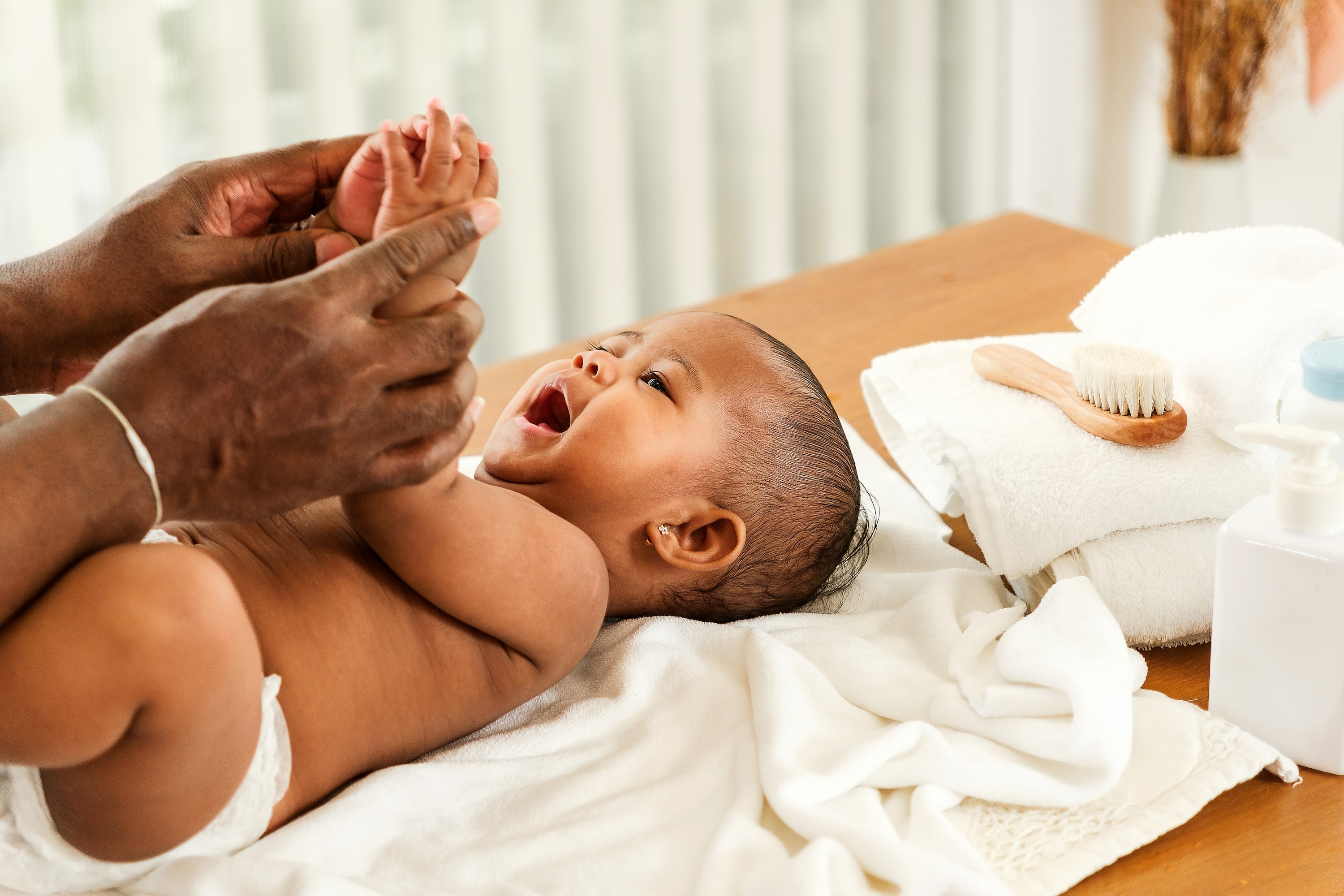 Dad with 2 babies at bathtime