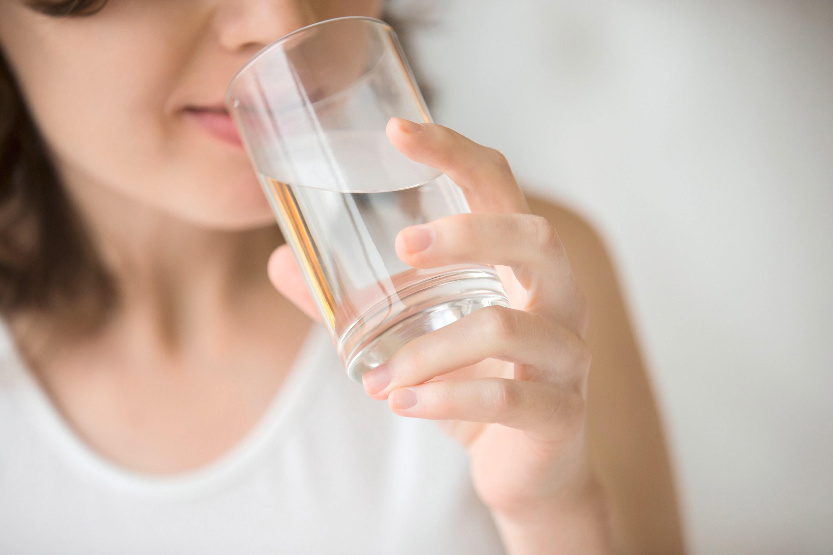 minum air putih bisa mendetoks racun dari tubuh.