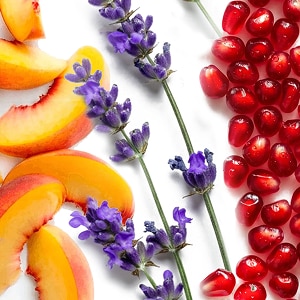 montagem de pedaços de pêssego, galhos de lavanda e sementes de romã lado a lado