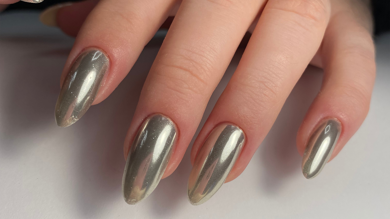 What Are Chrome Nails?
