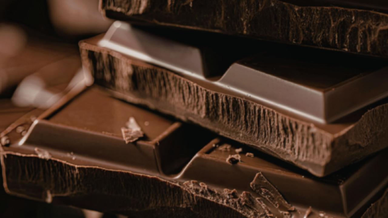 Dark Chocolate (30 g, 70–85% cocoa) – 64 mg