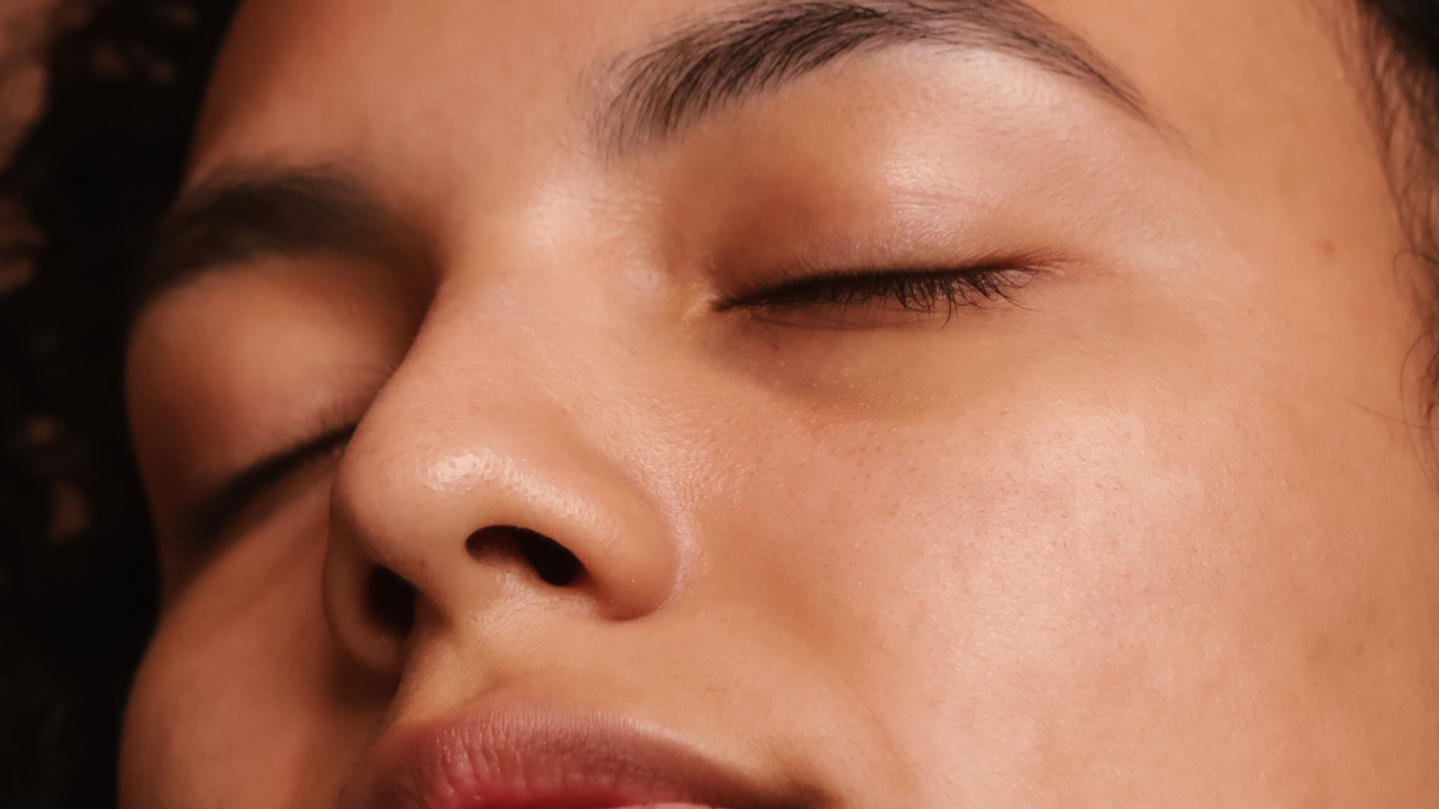 Daily Habits That Help Prevent Wrinkles & Maintain Youthful Skin