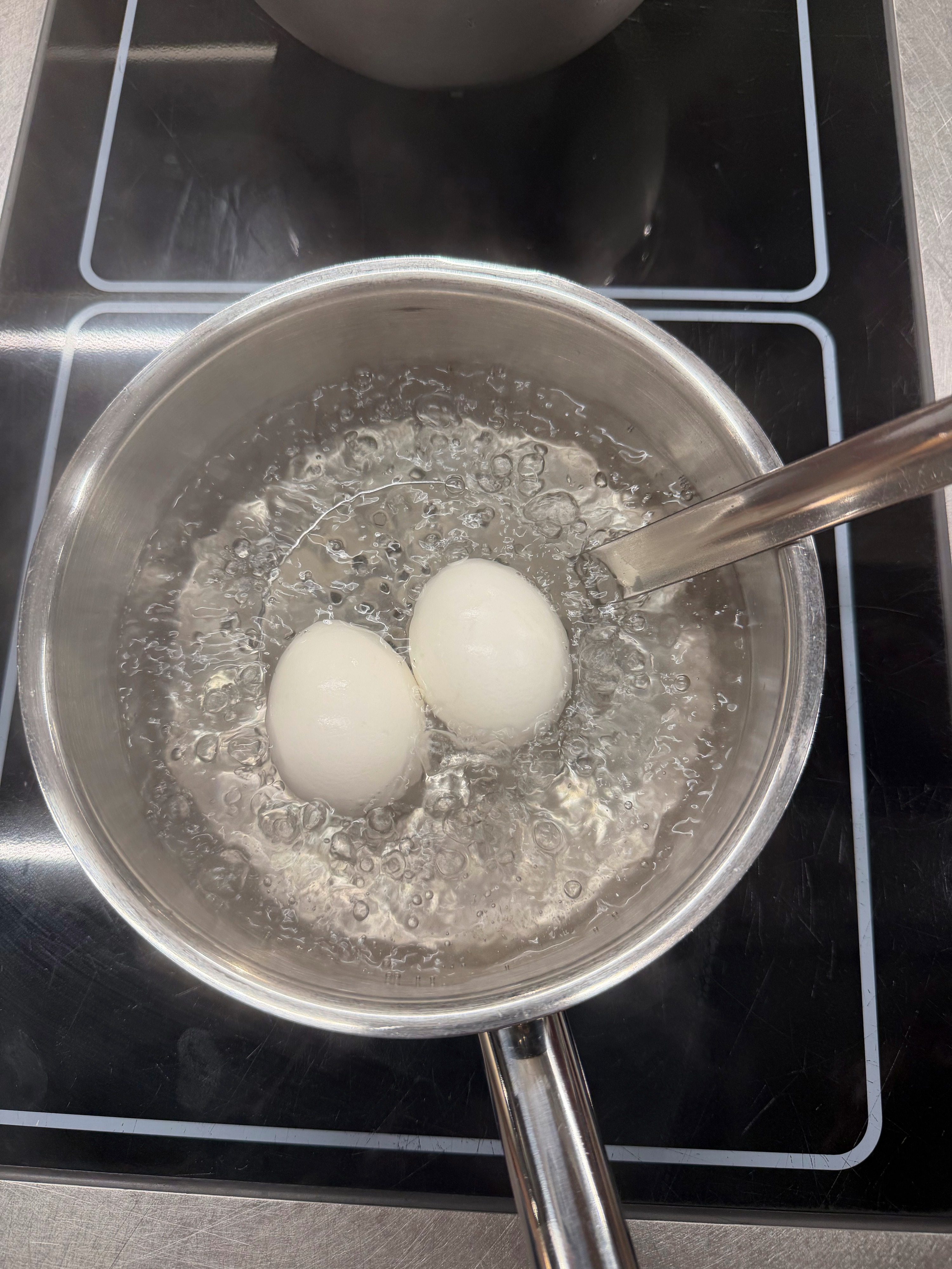 Eier kochen step by step: 4. Eier mit dem Schaumlöffel entnehmen