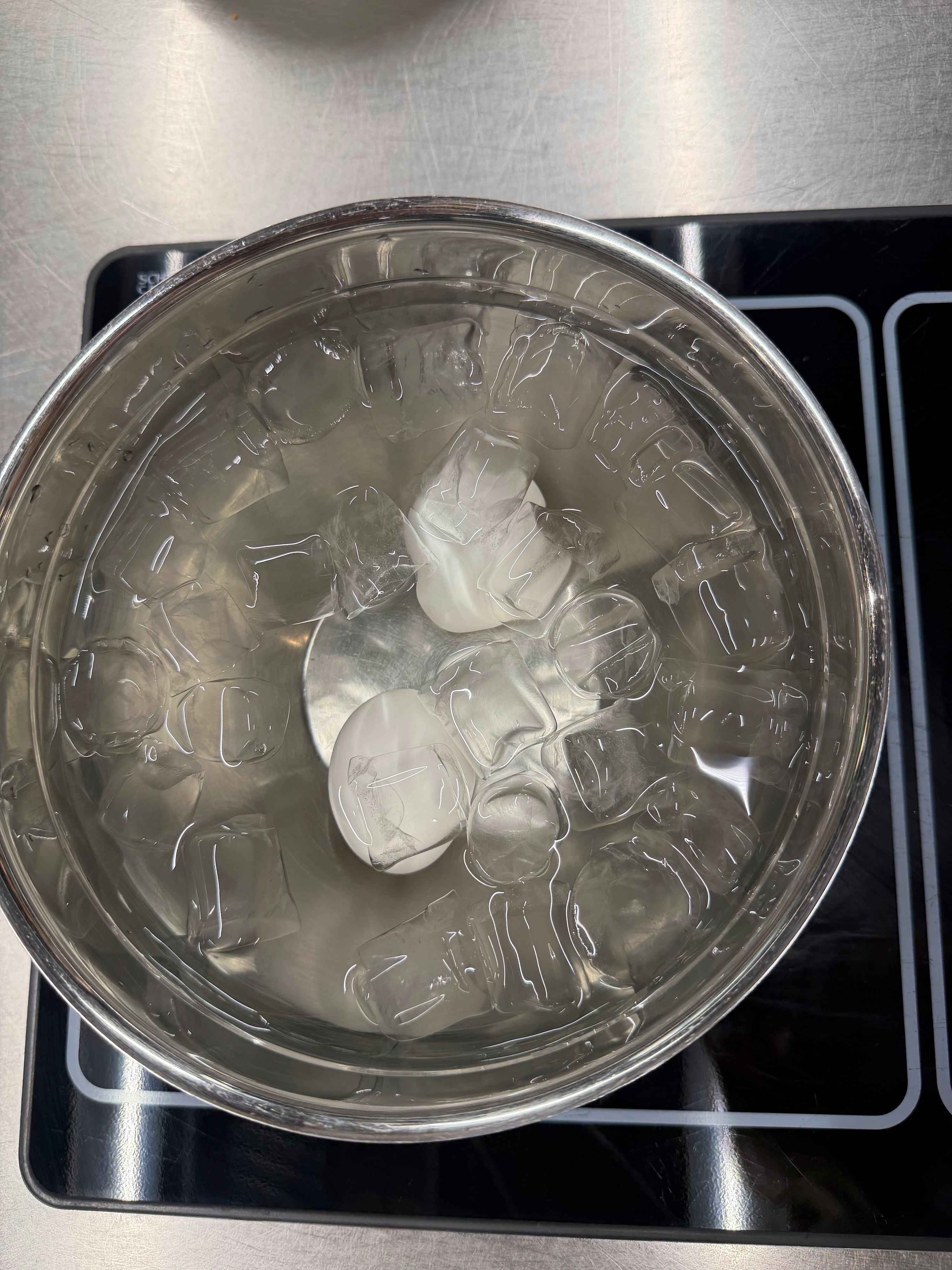 Eier kochen step by step: 5. Eier in Eiswasser abschrecken 