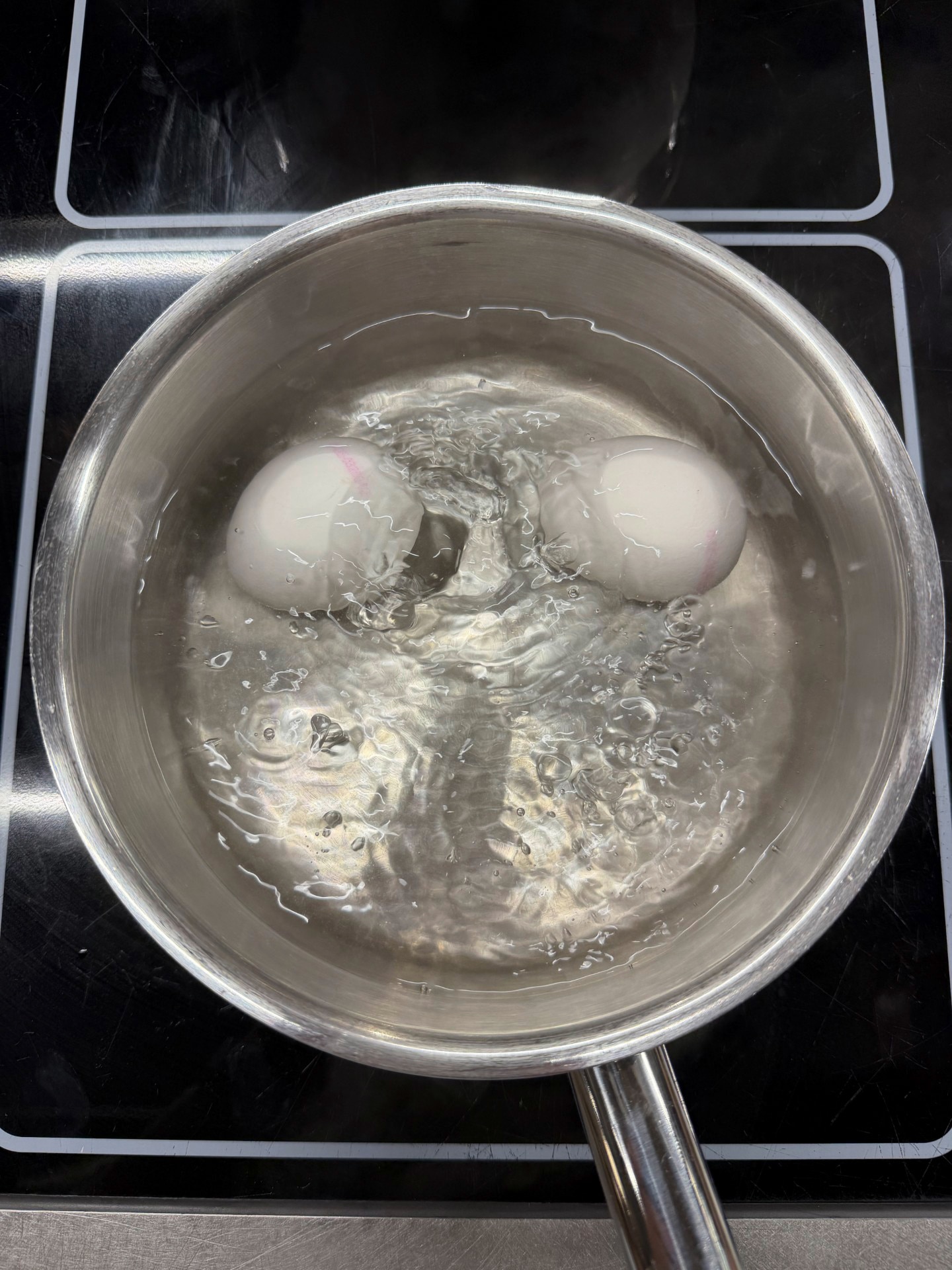 Eier im Topf köchelnd