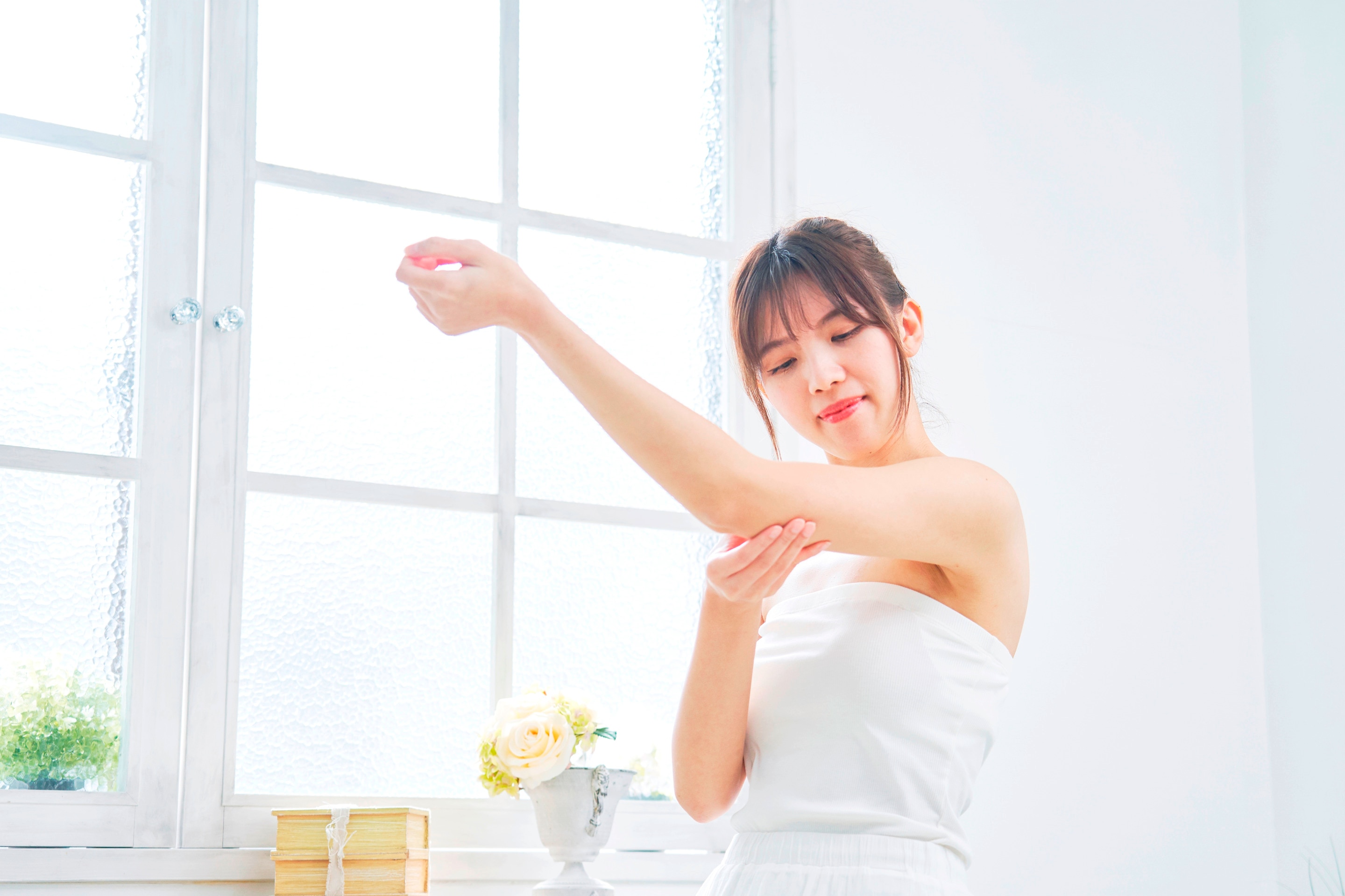 Woman assessing what does niacinamide do to skin on her body.