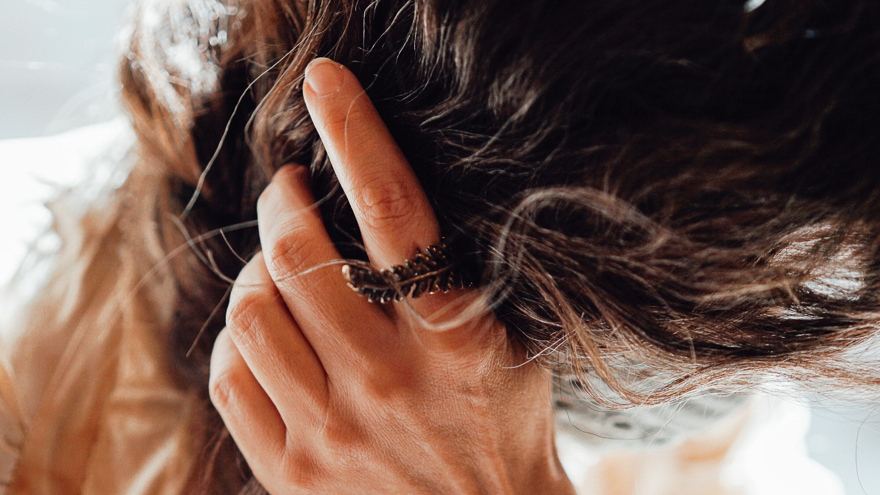 understanding-what-causes-dry-and-frizzy-hair