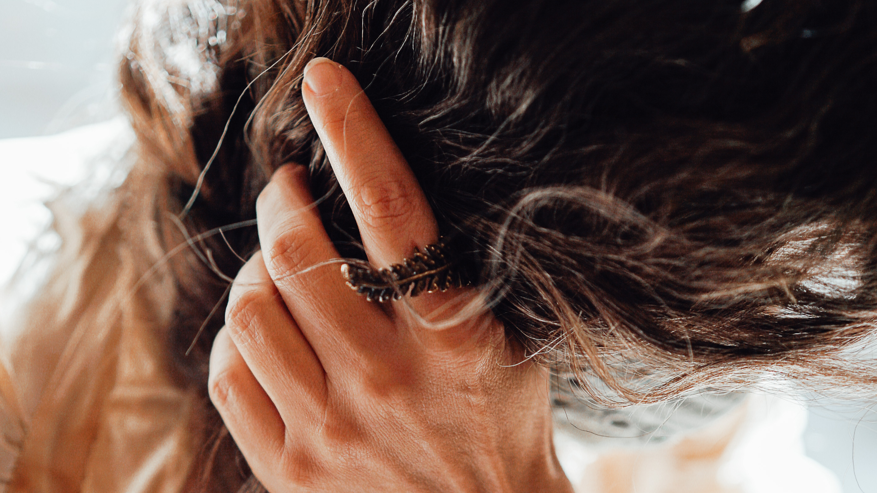 understanding-what-causes-dry-and-frizzy-hair