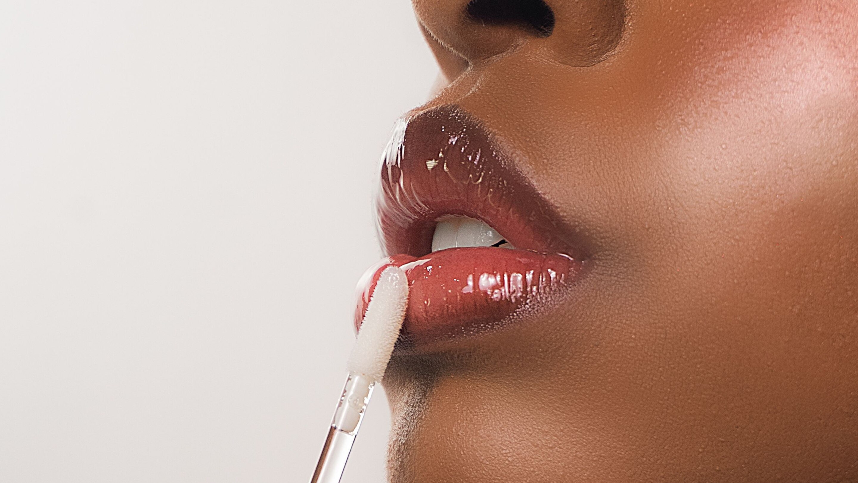 What Makes a Lip Gloss Non-Sticky