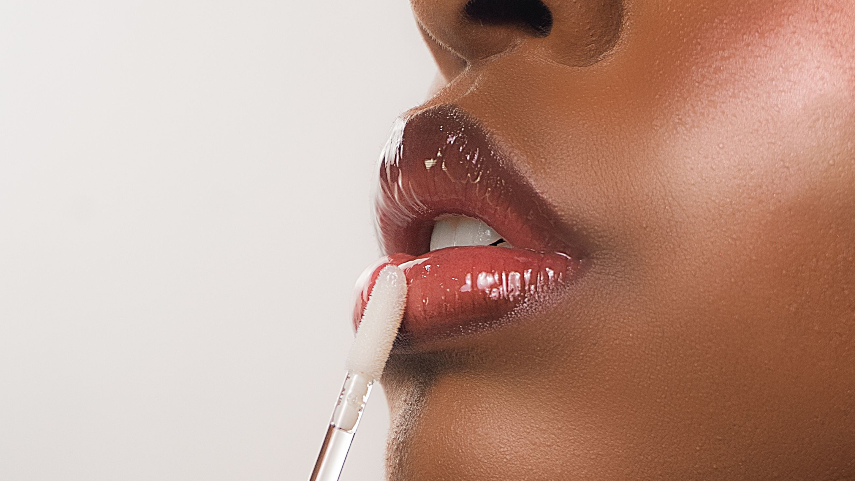 What Makes a Lip Gloss Non-Sticky