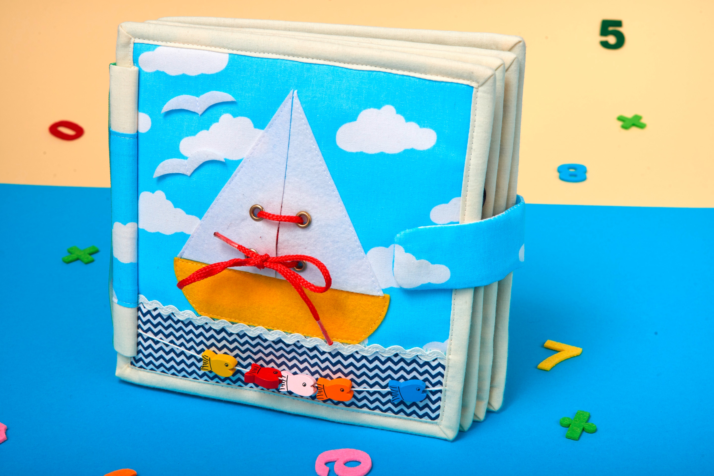 buku anak-anak bertekstur dengan desain gambar perahu