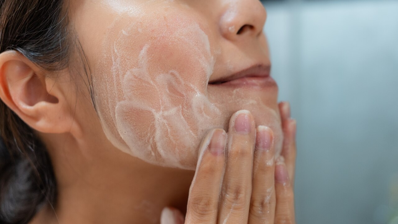 Step 3: Massage gently for 30–60 seconds