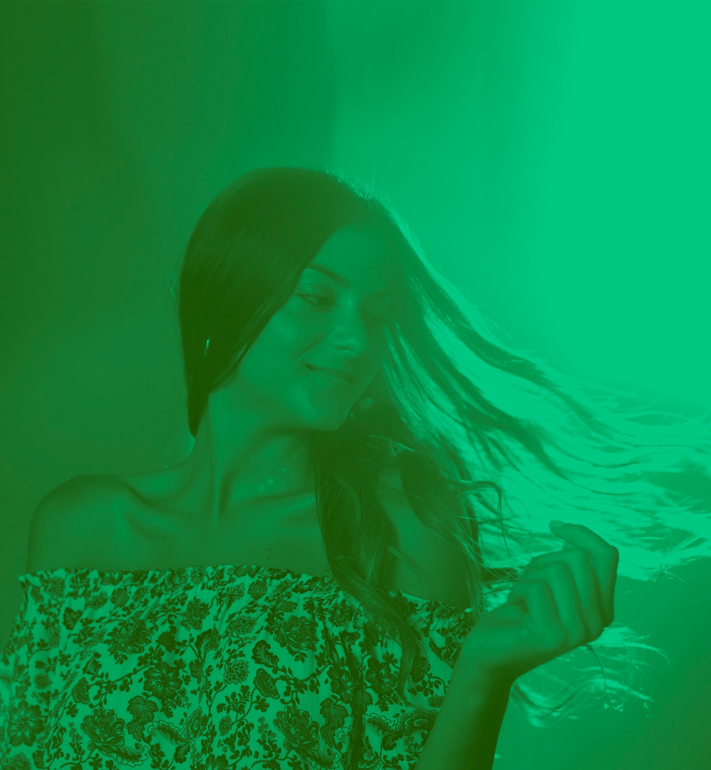 Amigas com cabelo ondulado, sorrindo e olhando para um celular.