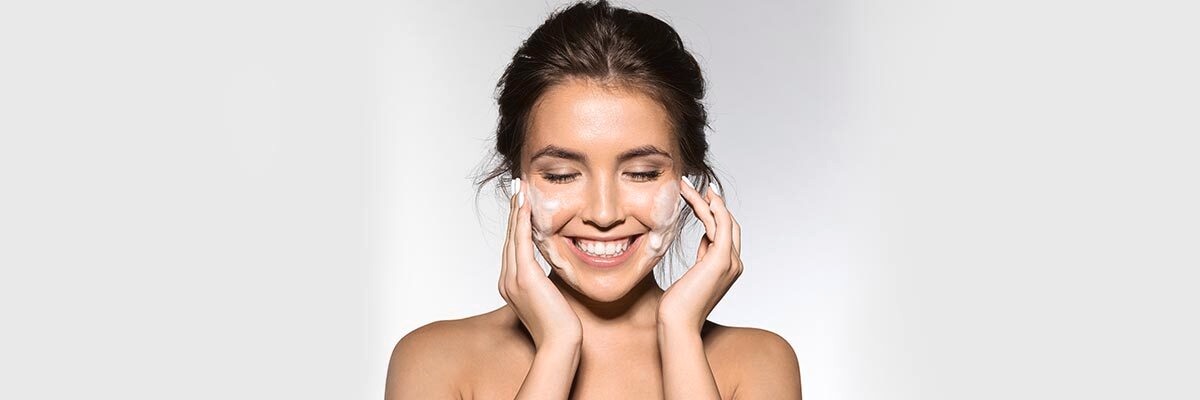 How to Wash Your Face and Remove Makeup the Right Way