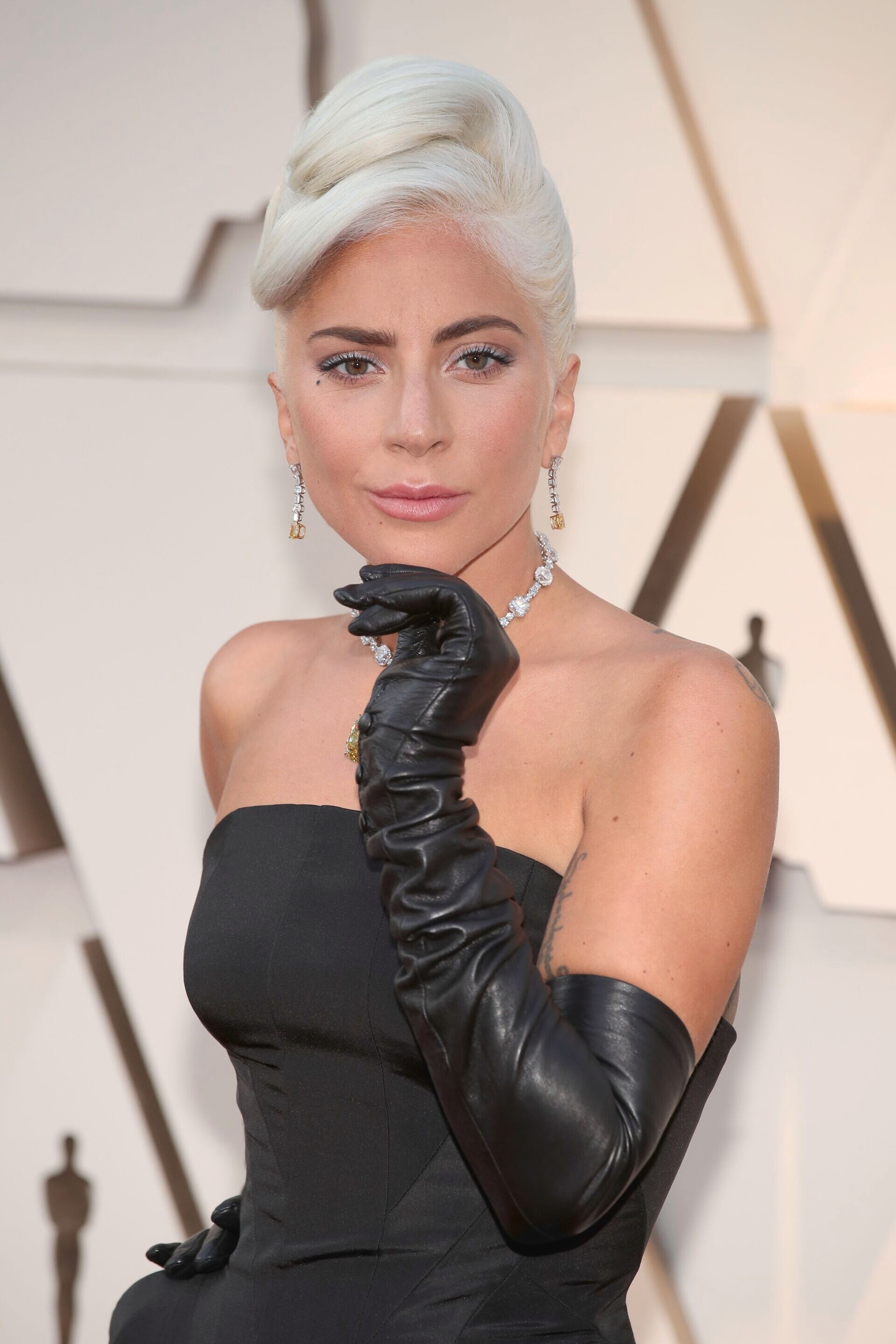 Kami yakin kamu tidak melewatkan penampilan sang diva saat menyanyikan lagu 'Shallow'. Fenomenal! (Foto: REX by Shutterstock)