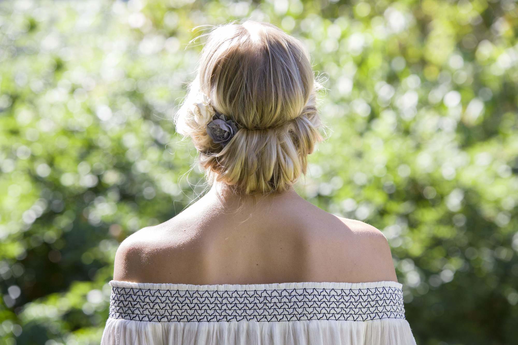 Variasi <em>chignon</em> lain yang bisa didapatkan dalam waktu singkat. (Foto: Verity Jane Smith)