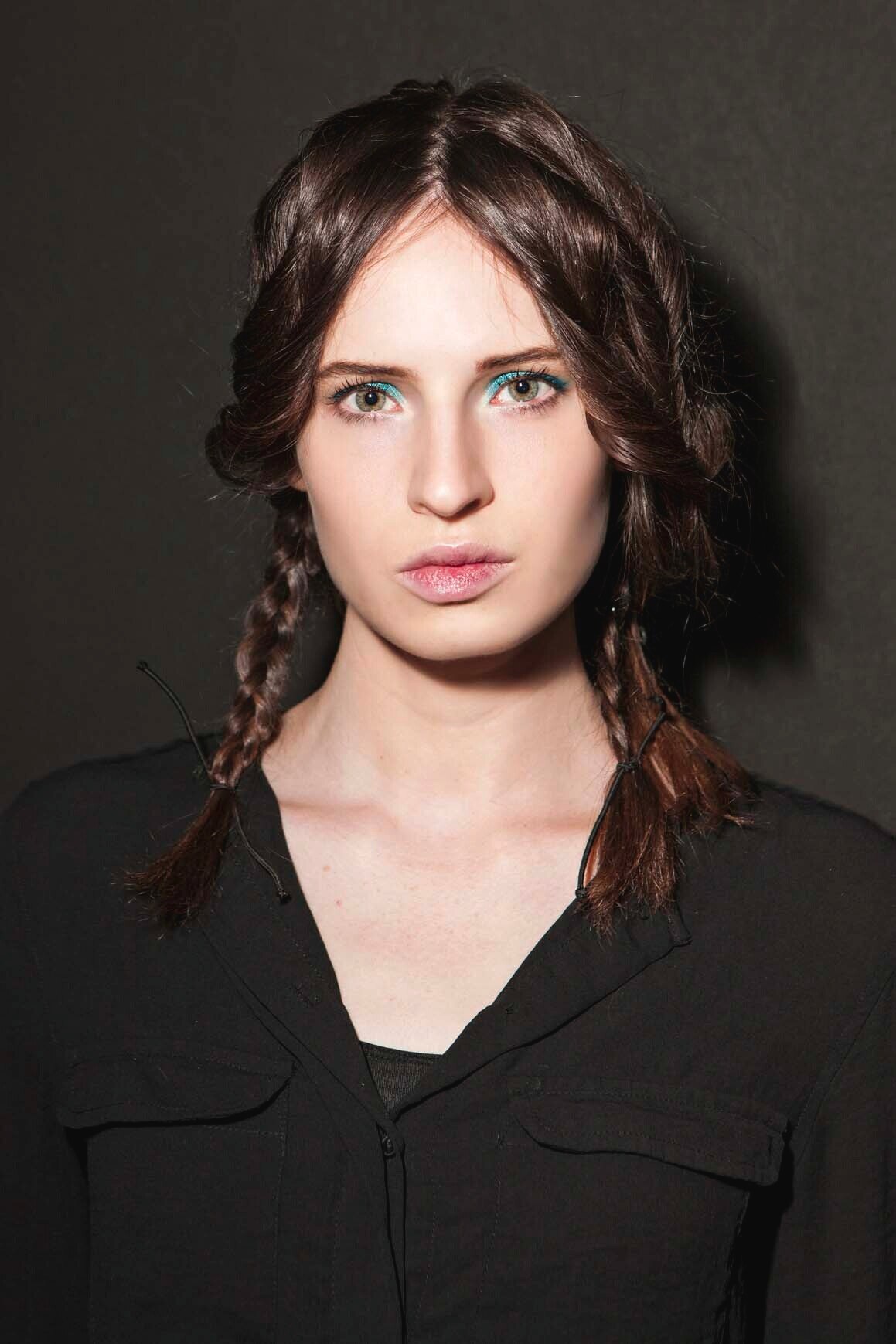 Gaya kepang kombinasi dari loose french braids dan kepang klasik. (Foto: Indigitalimages.com)