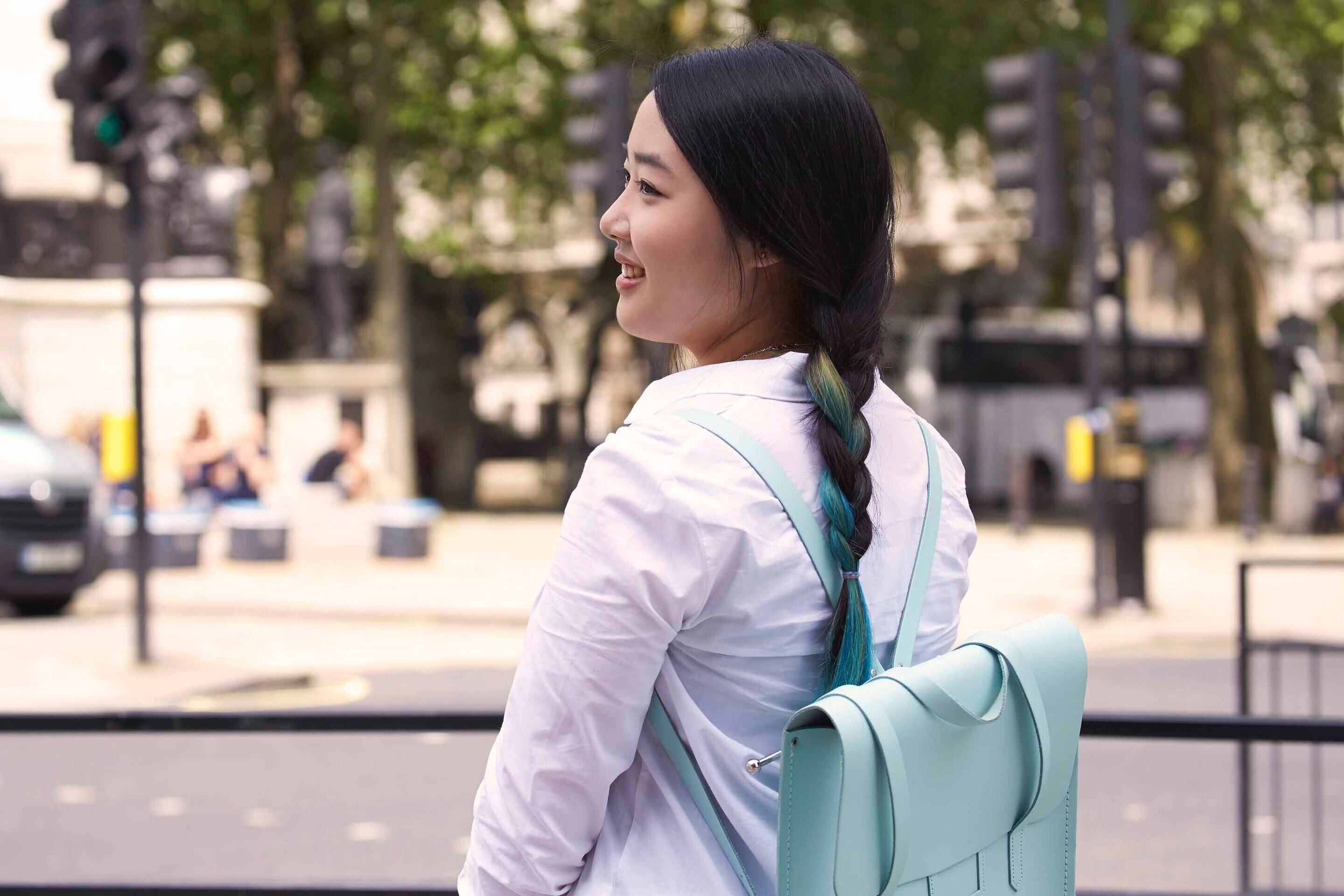 Warna biru muda di ujung rambut membuat kepangmu makin keren. (Foto: Verity Jane Smith)