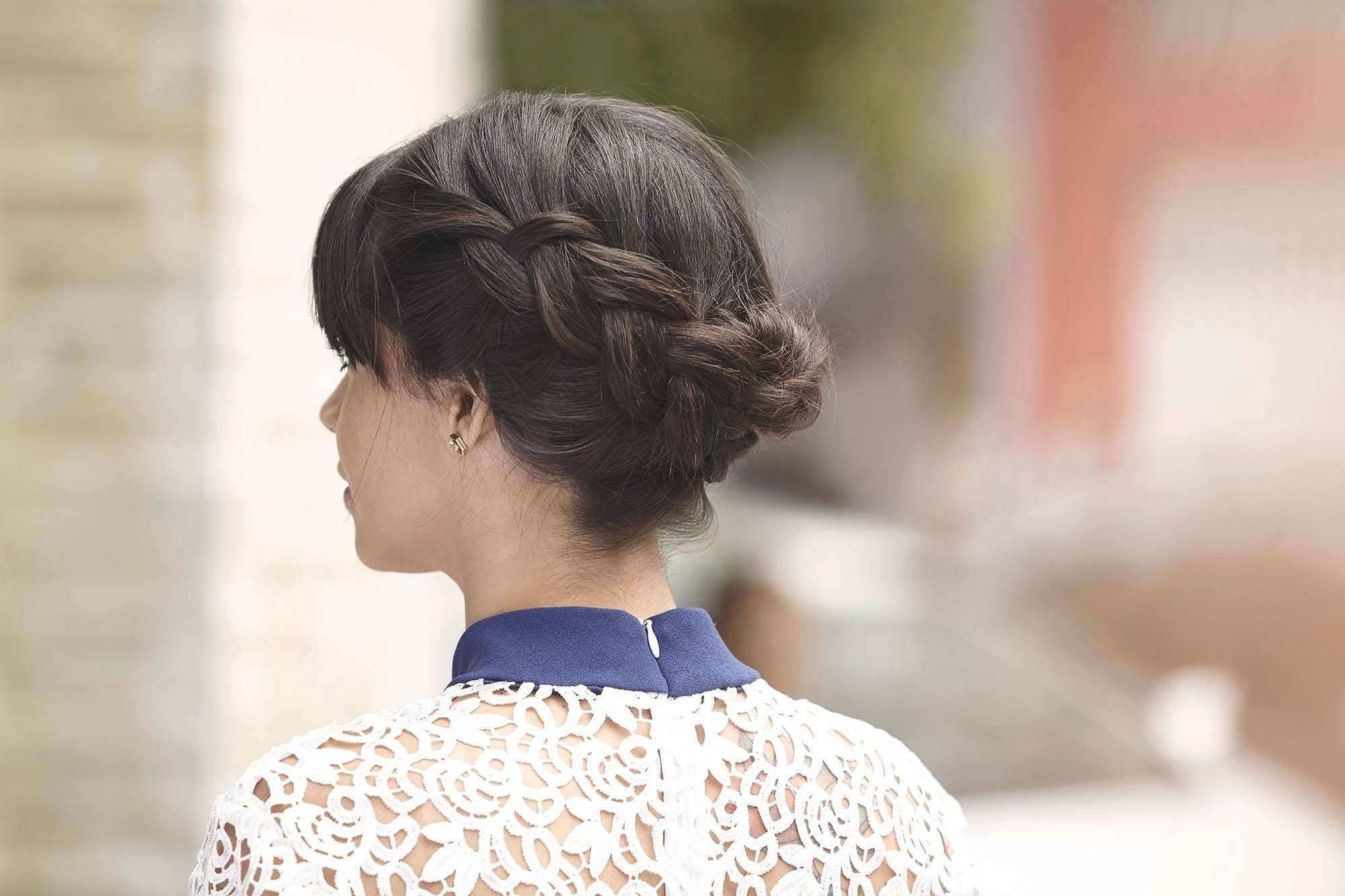 Wanita kaukasia dengan rambut dark brown kepang rambut pendek