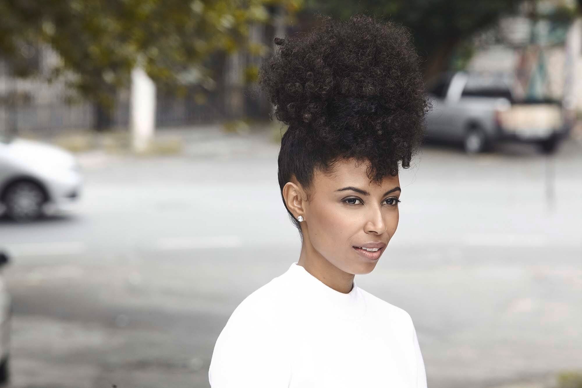 Model rambut keriting gaya keriting pineapple updo.