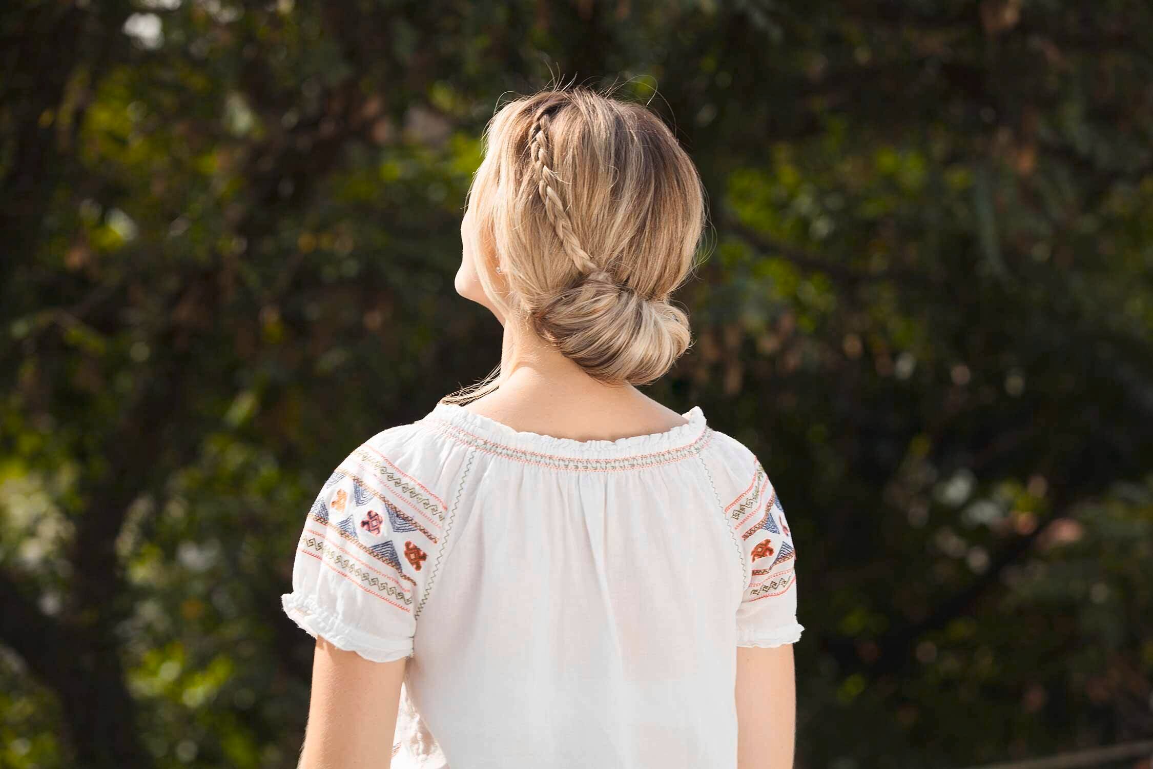 Model rambut ini mirip seperti chignon, namun dipercantik dengan headband braid. (Foto: Verity Jane Smith)