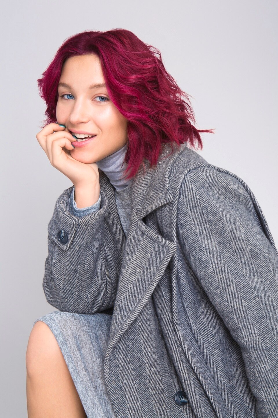 ไอเดียทำสีผมแดงประกายม่วง เฉดสีที่ช่วยขับใบหน้าให้ดูสดใส และมีชีวิตชีวา