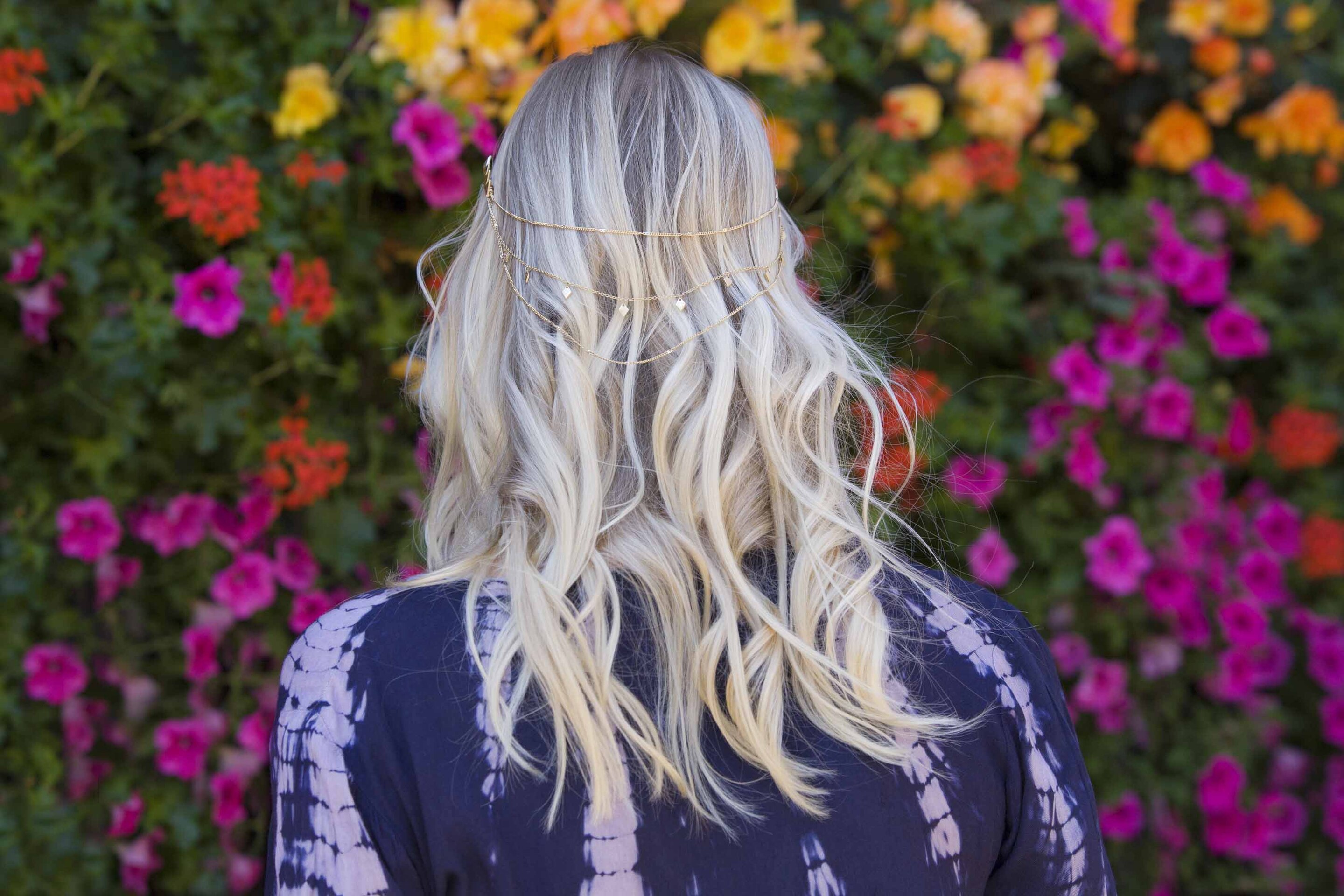 Gunakan aksesoris ini sebagai aksen rambut. (Foto: Verity Jane Smith)