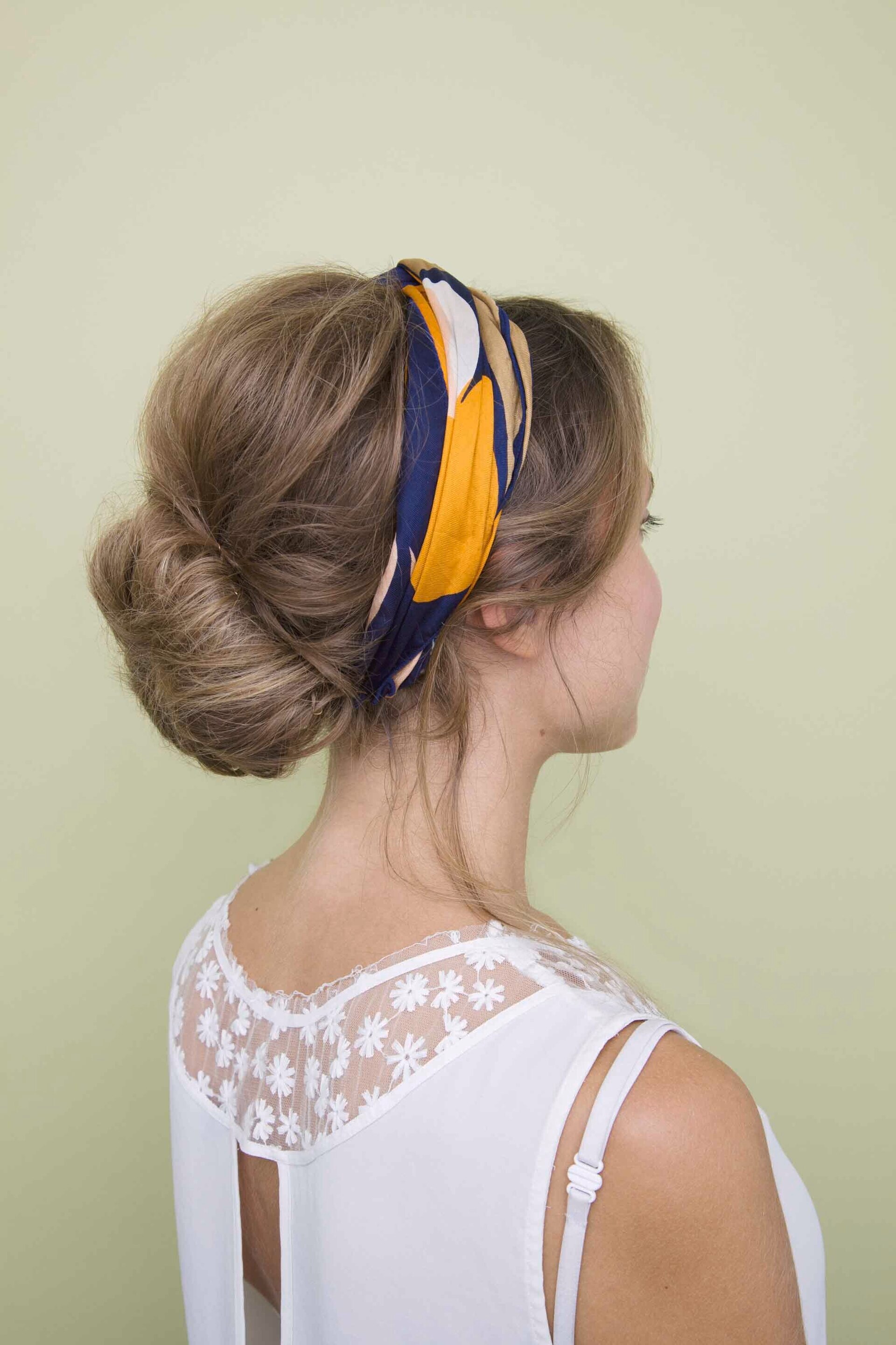 Gaya acak bisa memberikan kesan rambut yang bervolume. (Foto: Raquel Burst)