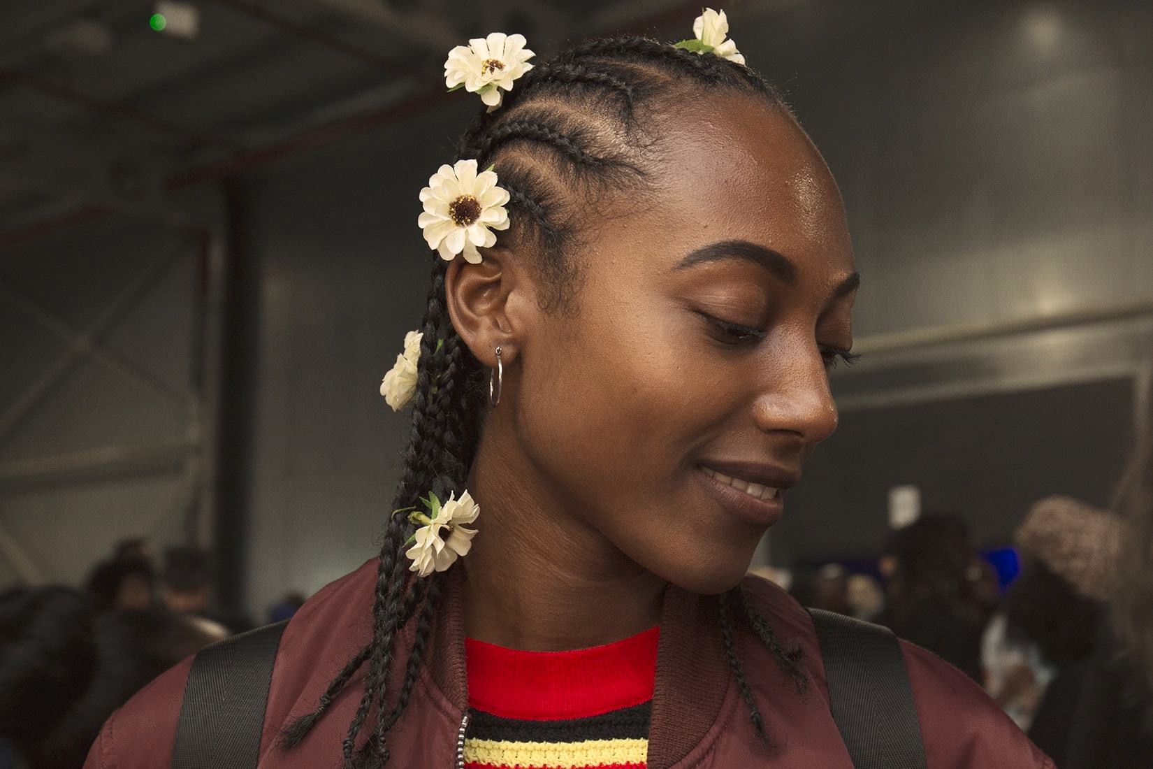Wanita african american dengan model rambut cornrow floral