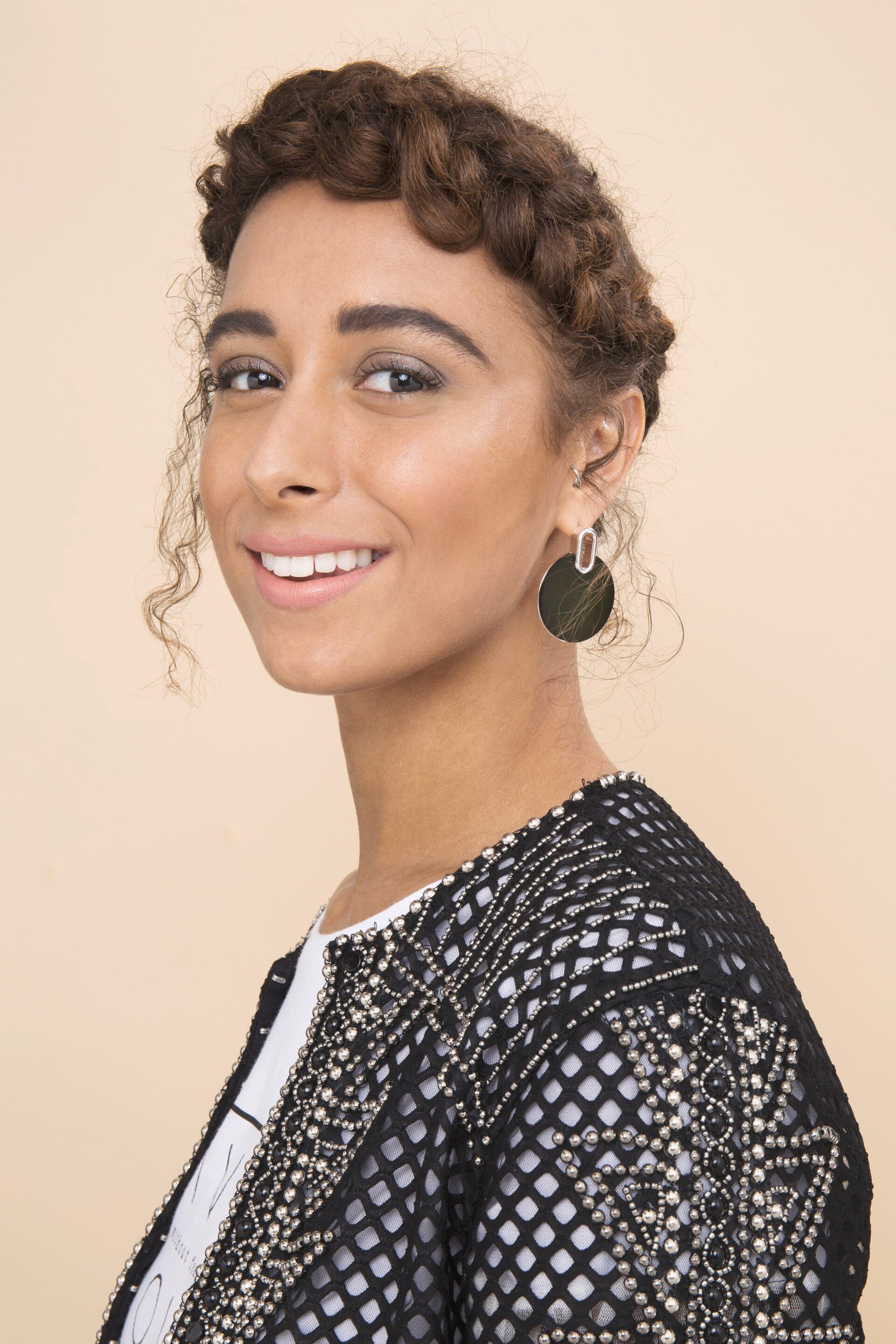 Model rambut keriting tipe 3 halo braid.