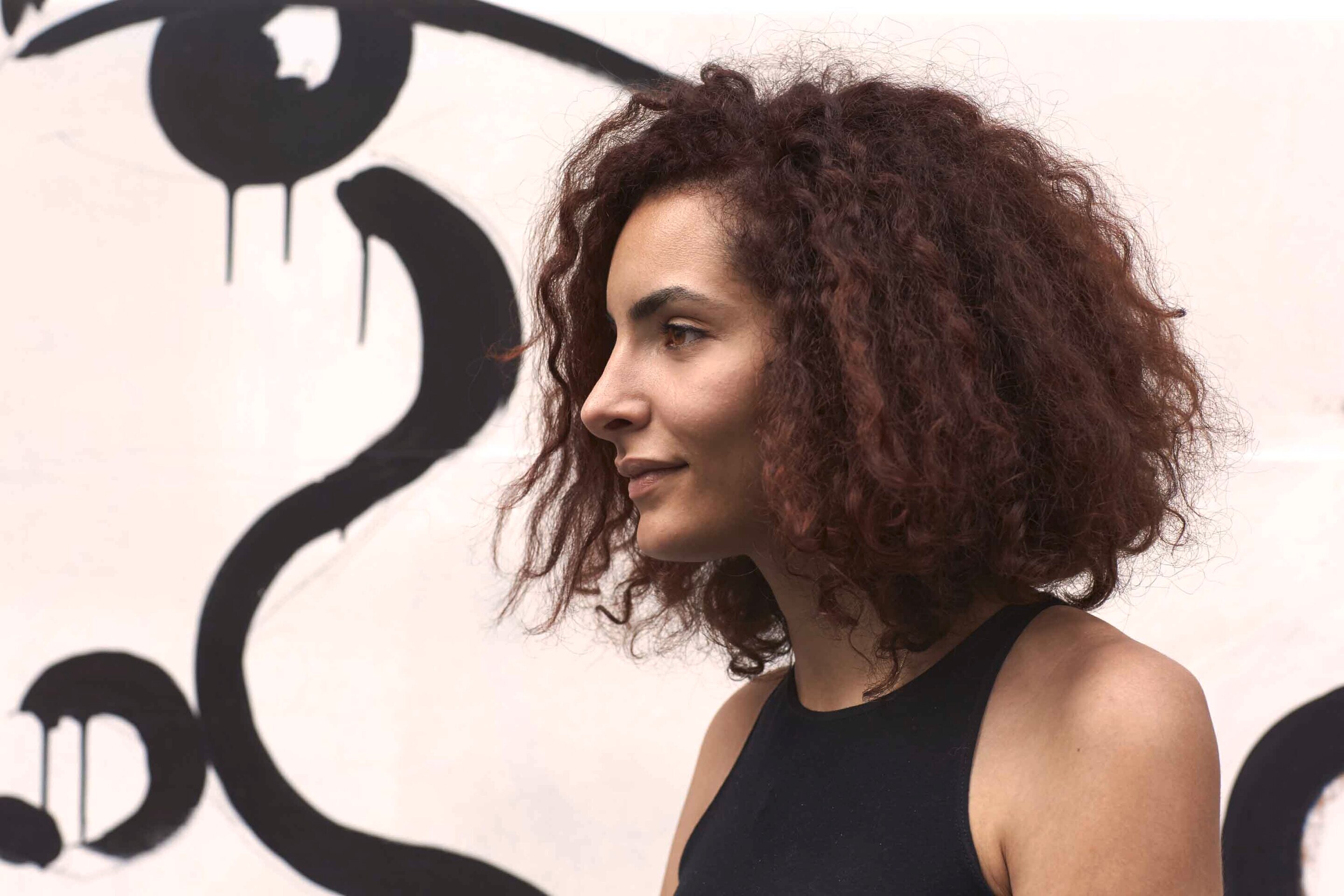 Sentuhan keunguannya membuat warna ini cocok untuk kulit gelap. (Foto: Dvora)