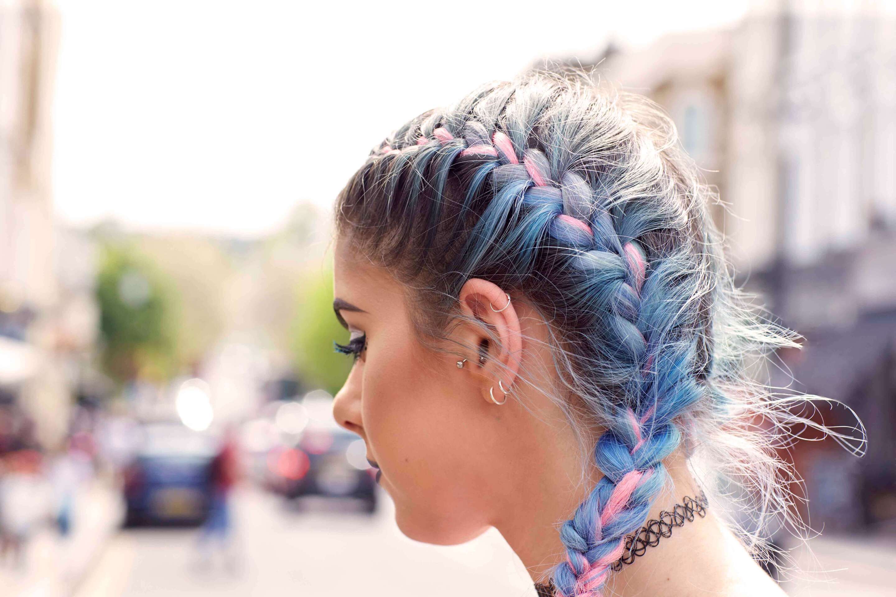Punya rambut tebal? Coba gaya kepang double French braids seperti ini. (Foto: Dvora)