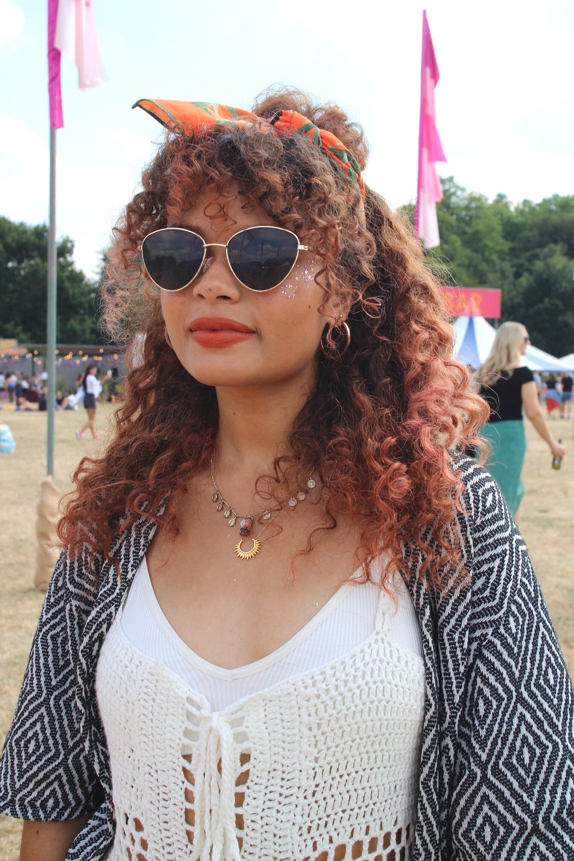 Manfaatkan scarf sebagai aksesoris rambut. (Foto: Verity Jane Smith)