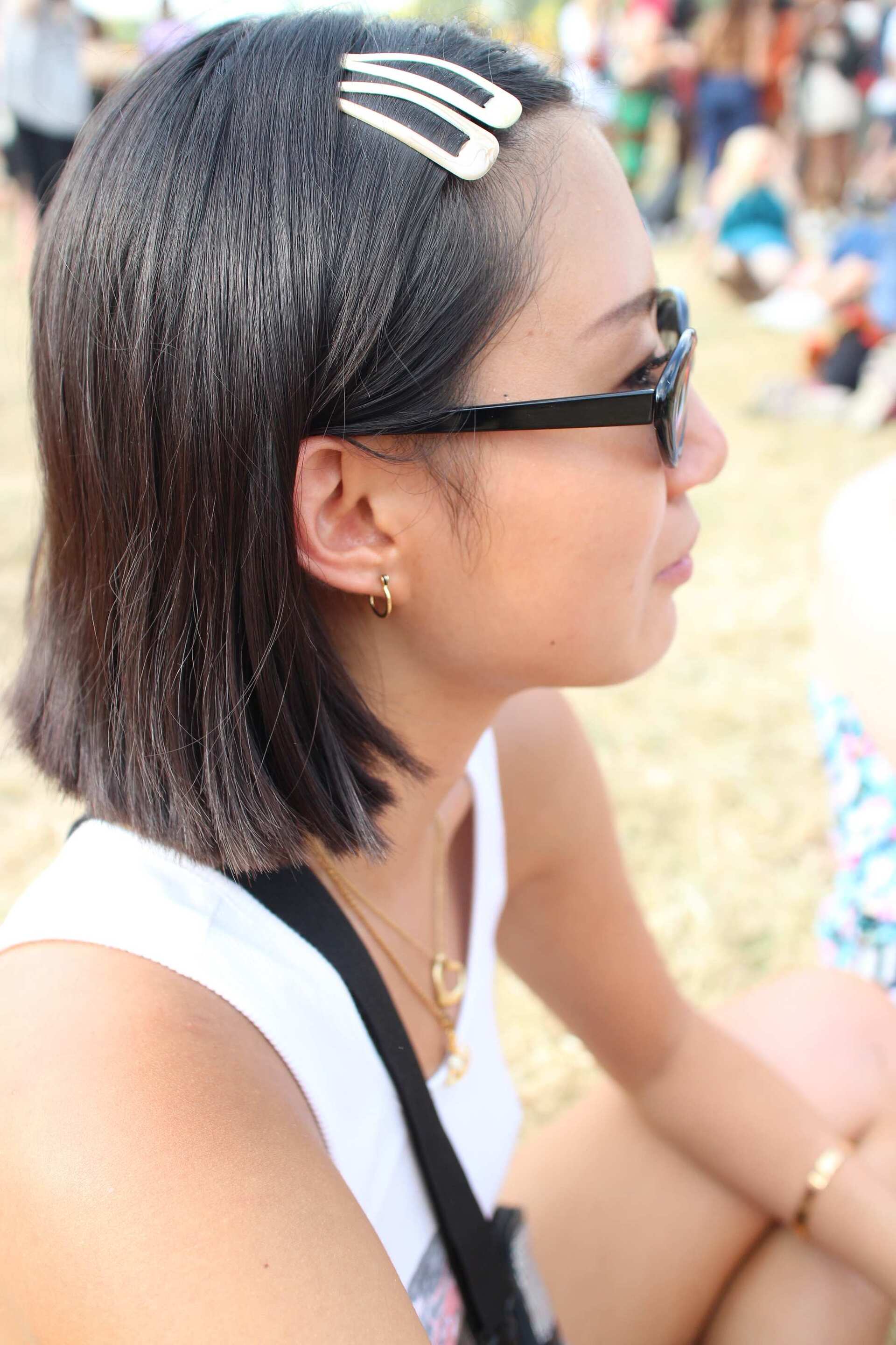 Jepit dapat mencegah rambutmu dari ancaman rambut lepek. (Foto: Verity Jane Smith)