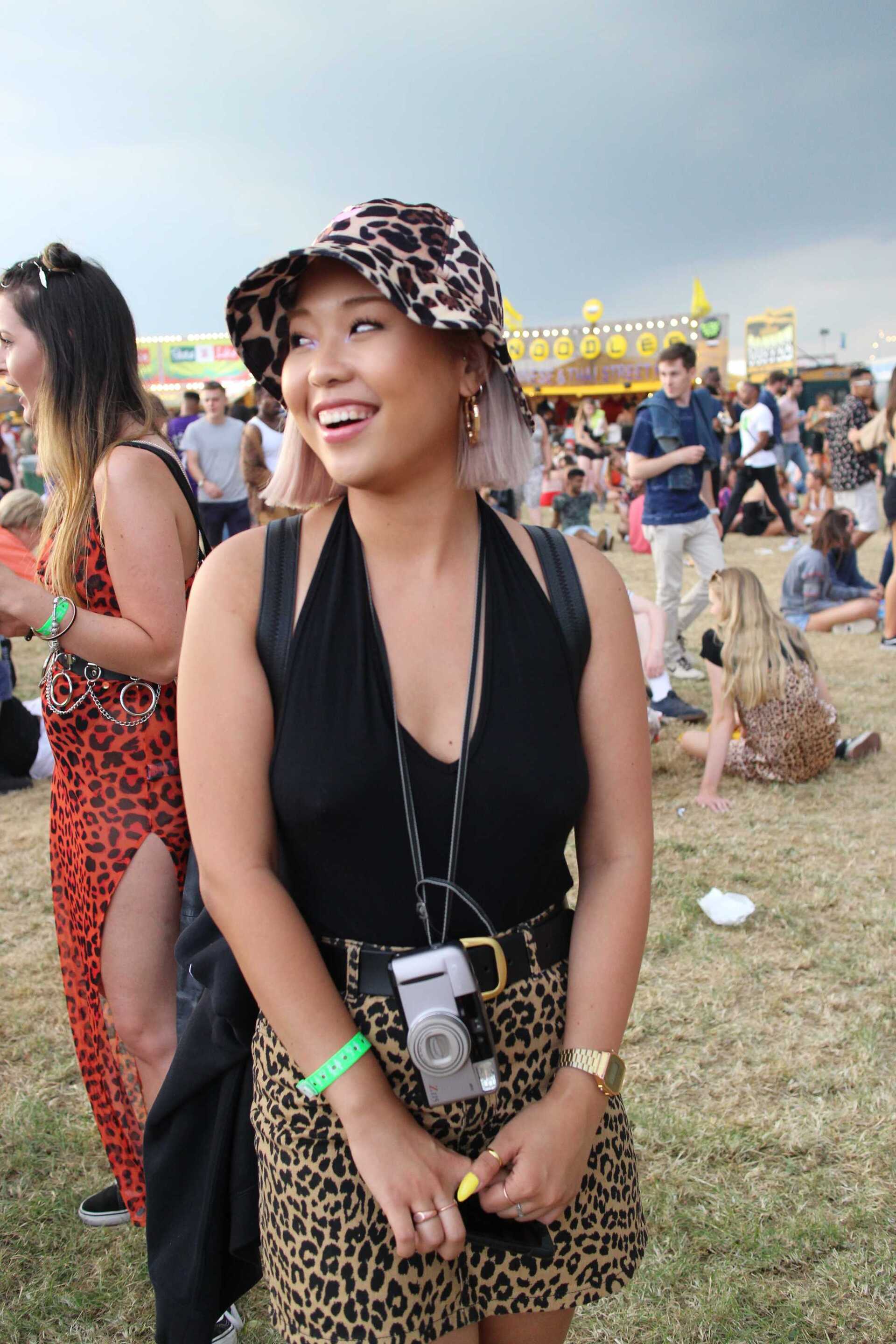 Bucket hat membuat tampilanmu semakin kekinian. (Foto: Verity Jane Smith)