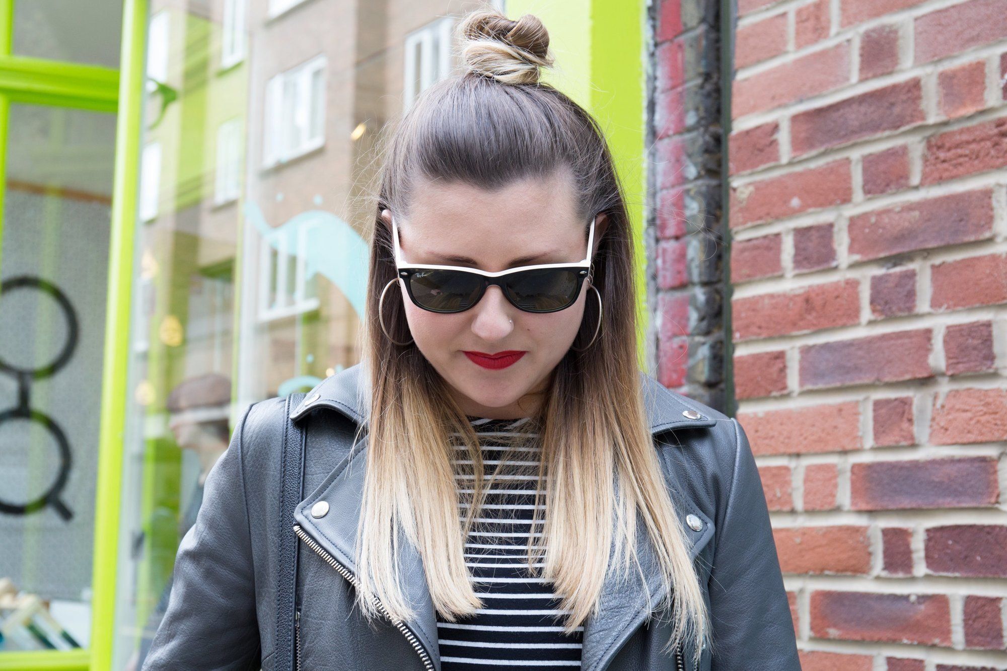 Volume pada half top knot membuat ilusinwajah yang lebih panjang. (Foto: Verity Jane Smith)