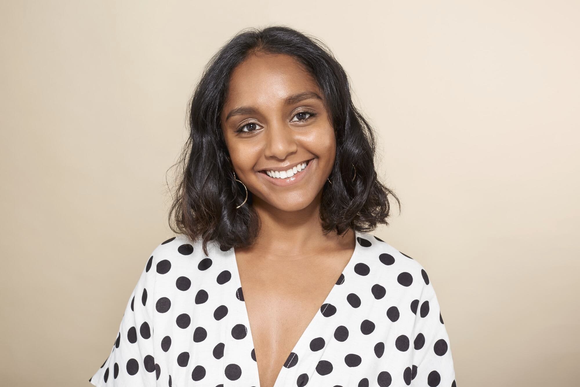 Rambut layer pendek cocok diberi gaya ikal. (Foto: Allthingshair US)