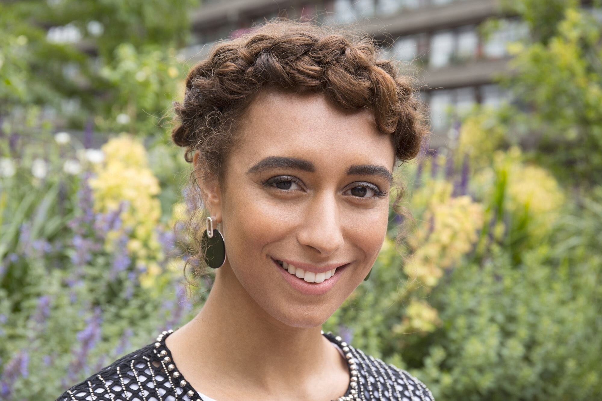 gaya rambut halo braid pada rambut keriting