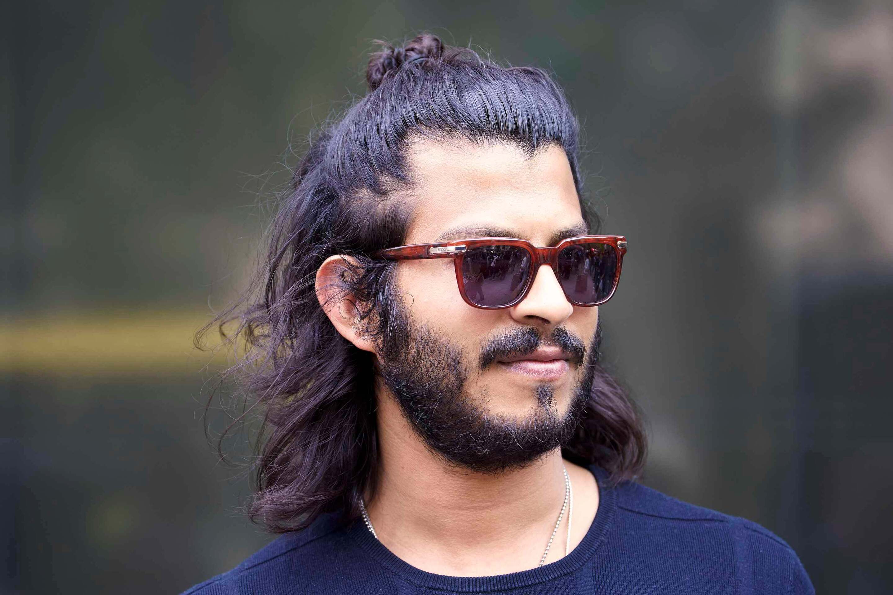 Berikan facial hair pada model rambut bun. (Foto: Shutterstock)