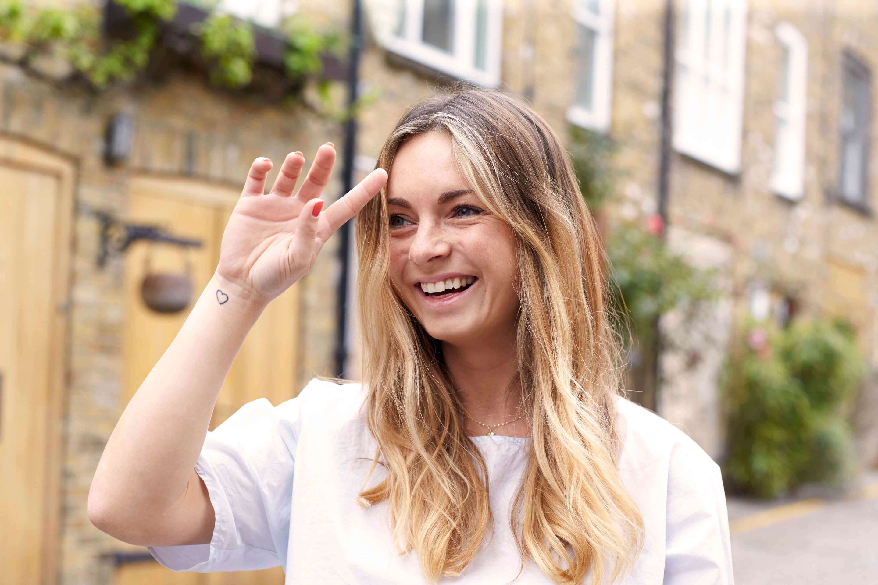 Tampil alami dengan ashy blonde balayage. (Foto: Dvora)