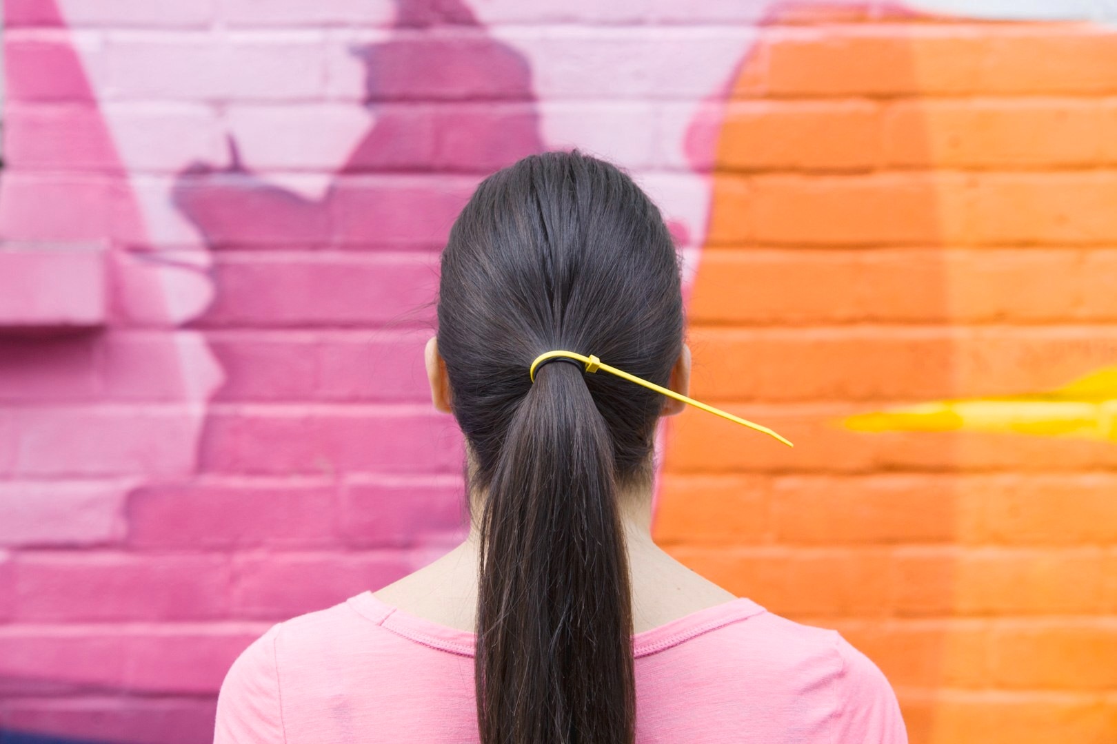 Gaya rambut paling sederhana yang sudah kita kuasai sejak kecil. (Foto: Verity Jane Smith)