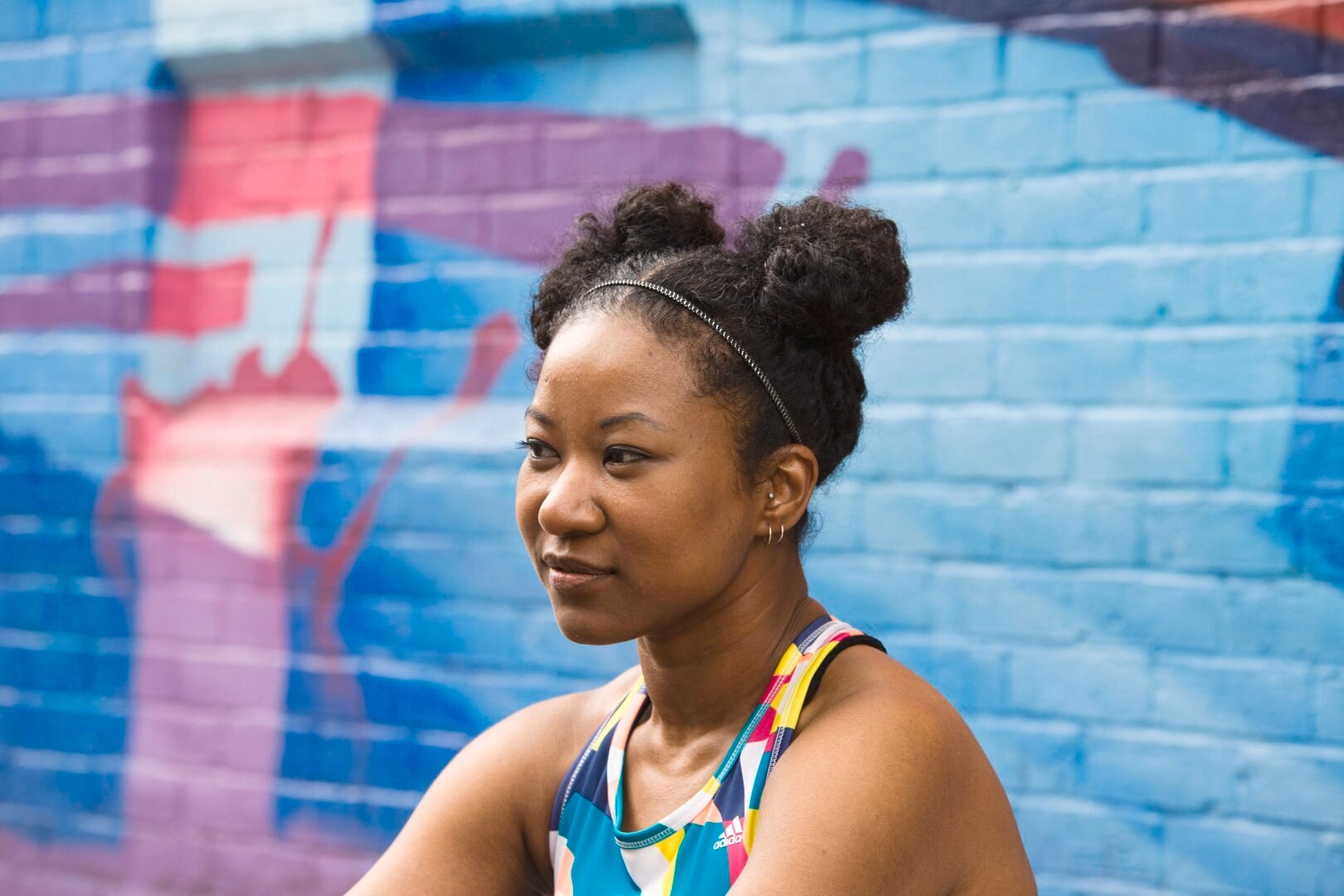 Punya rambut pendek? Coba gaya cepol space bun ini. (Foto: Verity Smith)